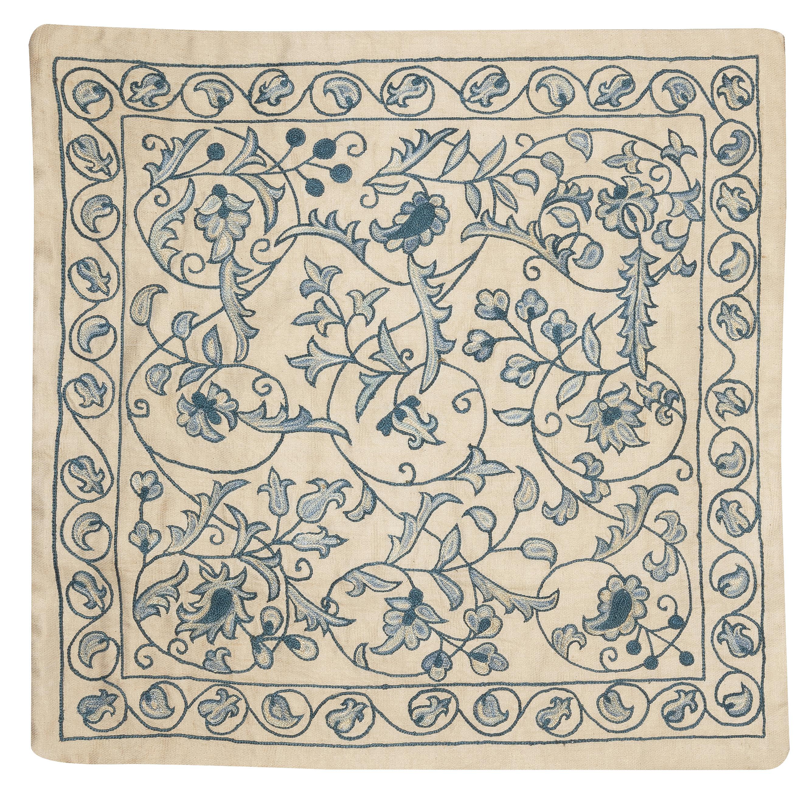 Nouvelle housse de coussin 100% soie brodée à la main - Art textile ouzbek authentique

Rehaussez votre décoration intérieure avec cette exquise housse de coussin Suzani brodée à la main, fabriquée à partir de 100 % de soie pure par des artisans