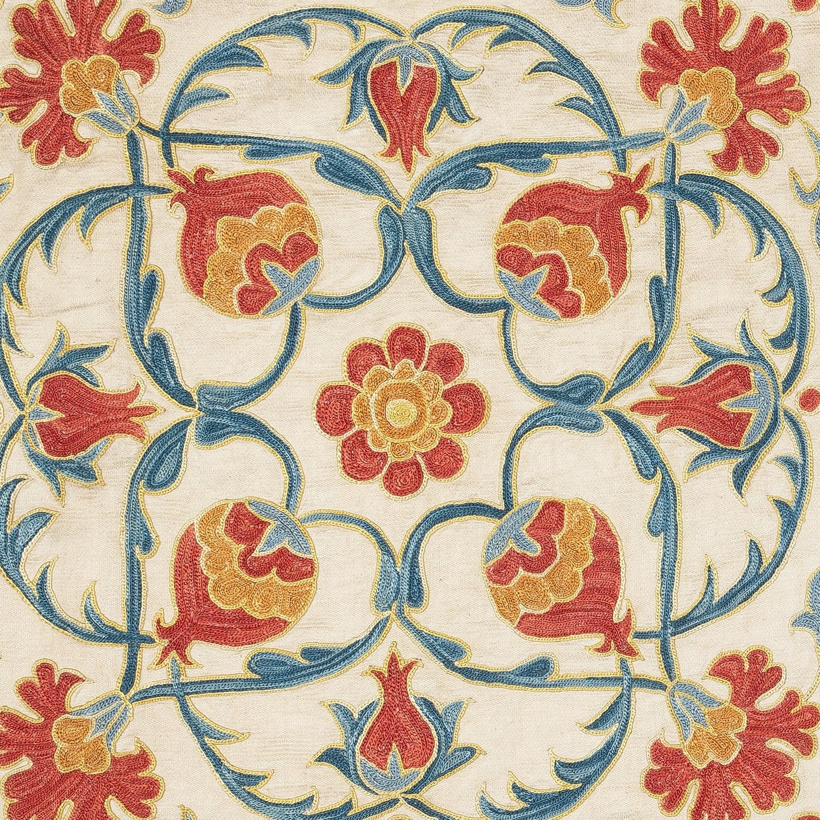 Nouvelle housse de coussin 100% soie brodée à la main - Art textile ouzbek authentique

Rehaussez votre décoration intérieure avec cette exquise housse de coussin Suzani brodée à la main, fabriquée à partir de 100 % de soie pure par des artisans