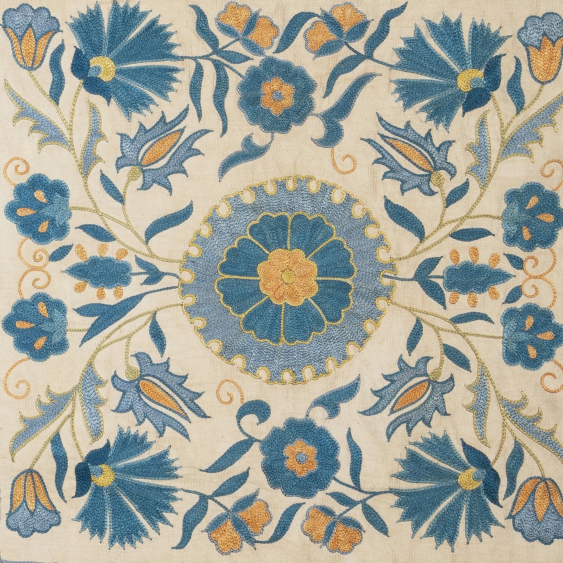 Nouvelle housse de coussin 100% soie brodée à la main - Art textile ouzbek authentique

Rehaussez votre décoration intérieure avec cette exquise housse de coussin Suzani brodée à la main, fabriquée à partir de 100 % de soie pure par des artisans