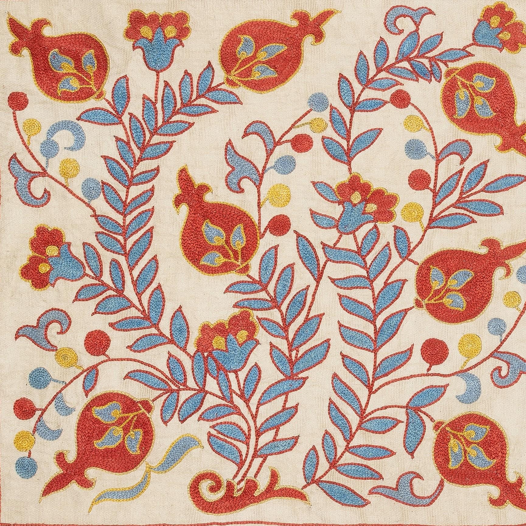 Nouvelle housse de coussin 100% soie brodée à la main - Art textile ouzbek authentique

Rehaussez votre décoration intérieure avec cette exquise housse de coussin Suzani brodée à la main, fabriquée à partir de 100 % de soie pure par des artisans