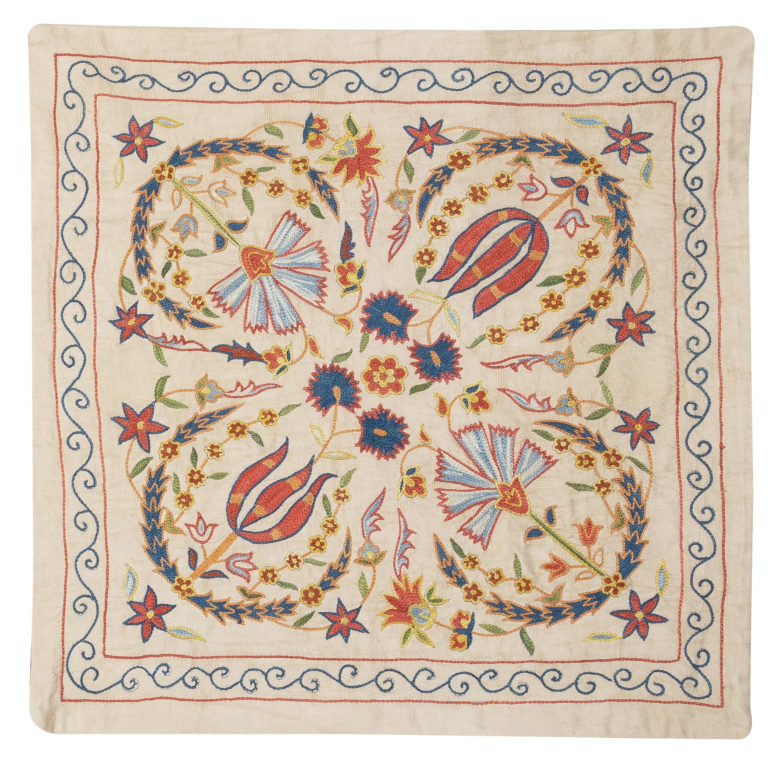 Nouvelle housse de coussin 100% soie brodée à la main - Art textile ouzbek authentique

Rehaussez votre décoration intérieure avec cette exquise housse de coussin Suzani brodée à la main, fabriquée à partir de 100 % de soie pure par des artisans