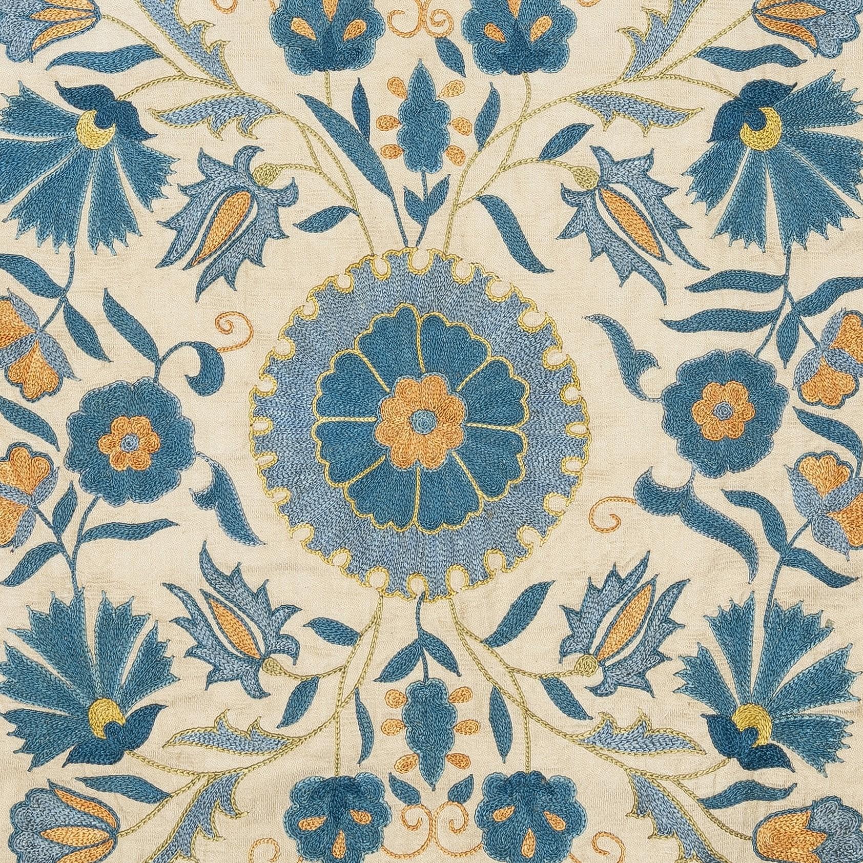 Nuovo copricuscino ricamato a mano in 100% seta - autentica arte tessile uzbeka

Eleva l'arredamento della tua casa con questo raffinato copricuscino Suzani ricamato a mano, realizzato al 100% in pura seta da abili artigiani dell'Uzbekistan.