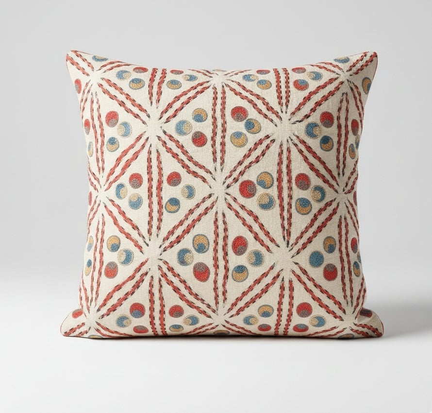 Housse de coussin en soie brodée 20 "x20". Taie d
oreiller faite à la main. The Moderns en vente