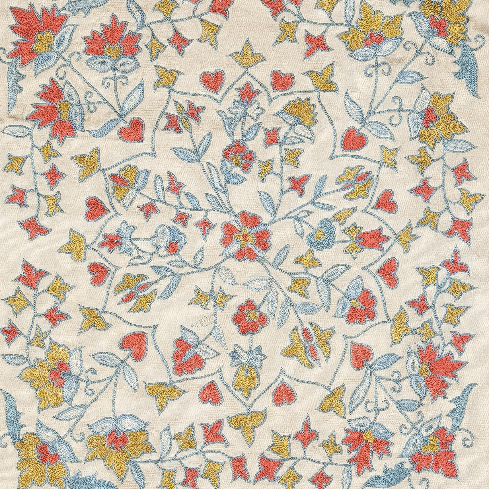 Nouvelle housse de coussin 100% soie brodée à la main - Art textile ouzbek authentique

Rehaussez votre décoration intérieure avec cette exquise housse de coussin Suzani brodée à la main, fabriquée à partir de 100 % de soie pure par des artisans