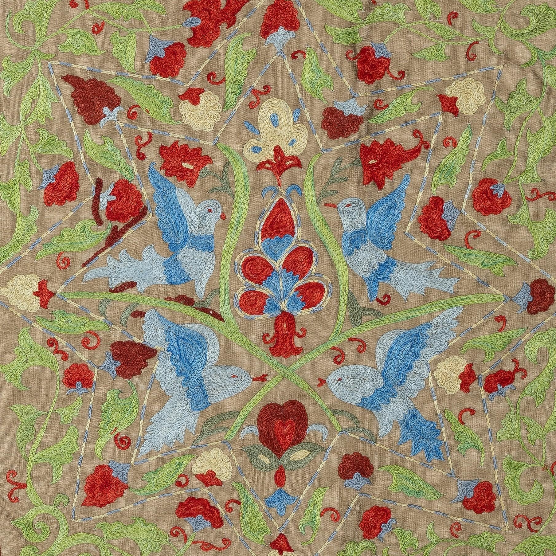 Nouvelle housse de coussin 100% soie brodée à la main - Art textile ouzbek authentique

Rehaussez votre décoration intérieure avec cette exquise housse de coussin Suzani brodée à la main, fabriquée à partir de 100 % de soie pure par des artisans