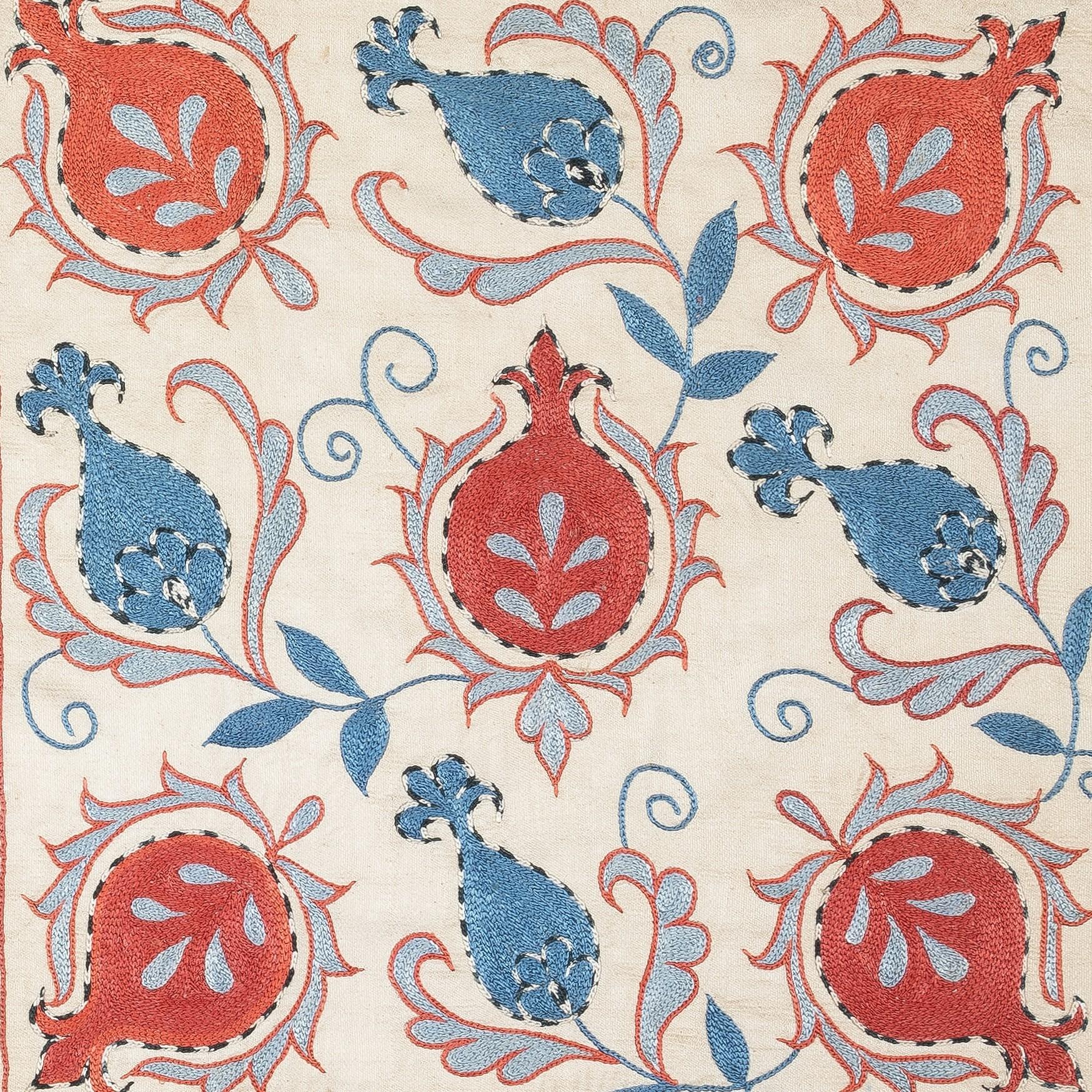 Nouvelle housse de coussin 100% soie brodée à la main - Art textile ouzbek authentique

Rehaussez votre décoration intérieure avec cette exquise housse de coussin Suzani brodée à la main, fabriquée à partir de 100 % de soie pure par des artisans
