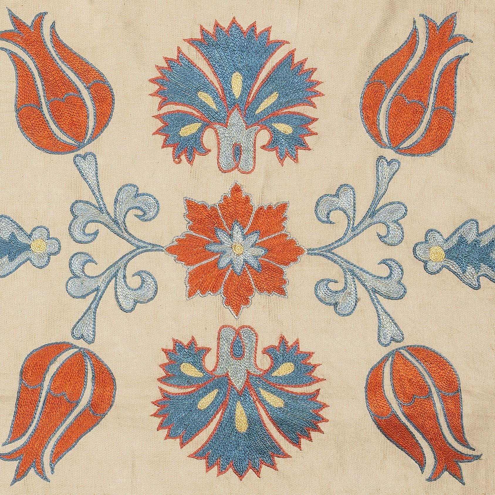 Nouvelle housse de coussin 100% soie brodée à la main - Art textile ouzbek authentique

Rehaussez votre décoration intérieure avec cette exquise housse de coussin Suzani brodée à la main, fabriquée à partir de 100 % de soie pure par des artisans