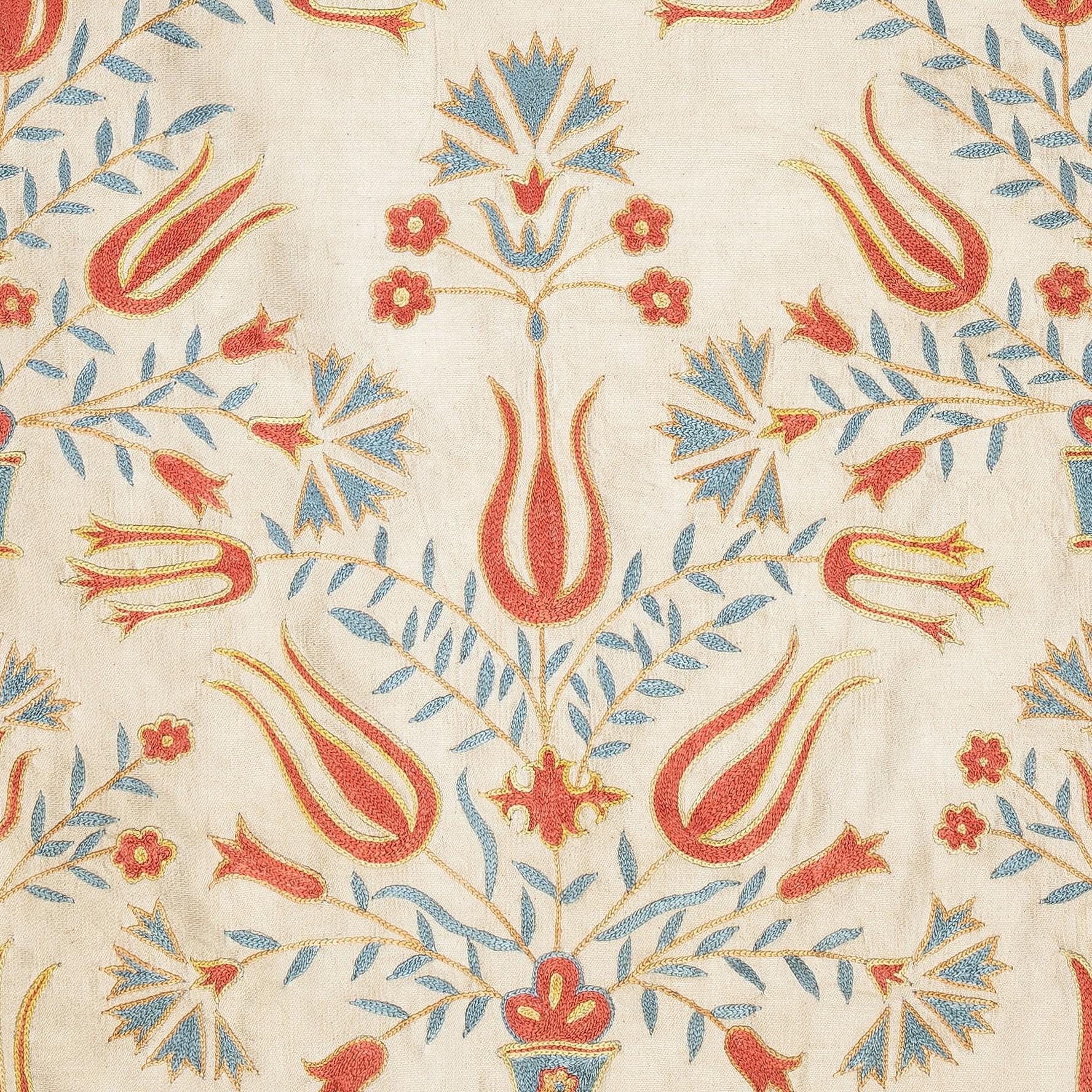 Nouvelle housse de coussin 100% soie brodée à la main - Art textile ouzbek authentique

Rehaussez votre décoration intérieure avec cette exquise housse de coussin Suzani brodée à la main, fabriquée à partir de 100 % de soie pure par des artisans