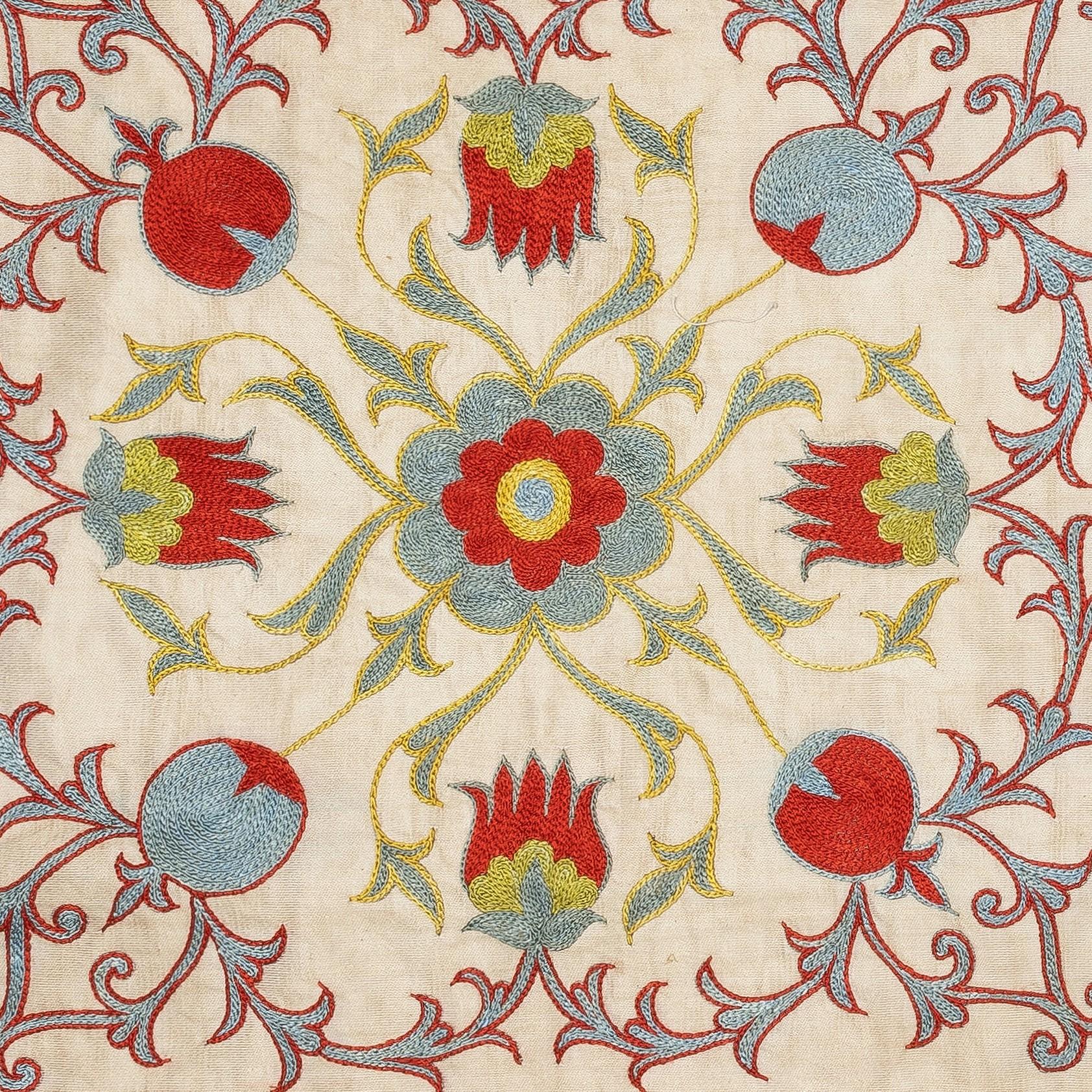 Nouvelle housse de coussin 100% soie brodée à la main - Art textile ouzbek authentique

Rehaussez votre décoration intérieure avec cette exquise housse de coussin Suzani brodée à la main, fabriquée à partir de 100 % de soie pure par des artisans