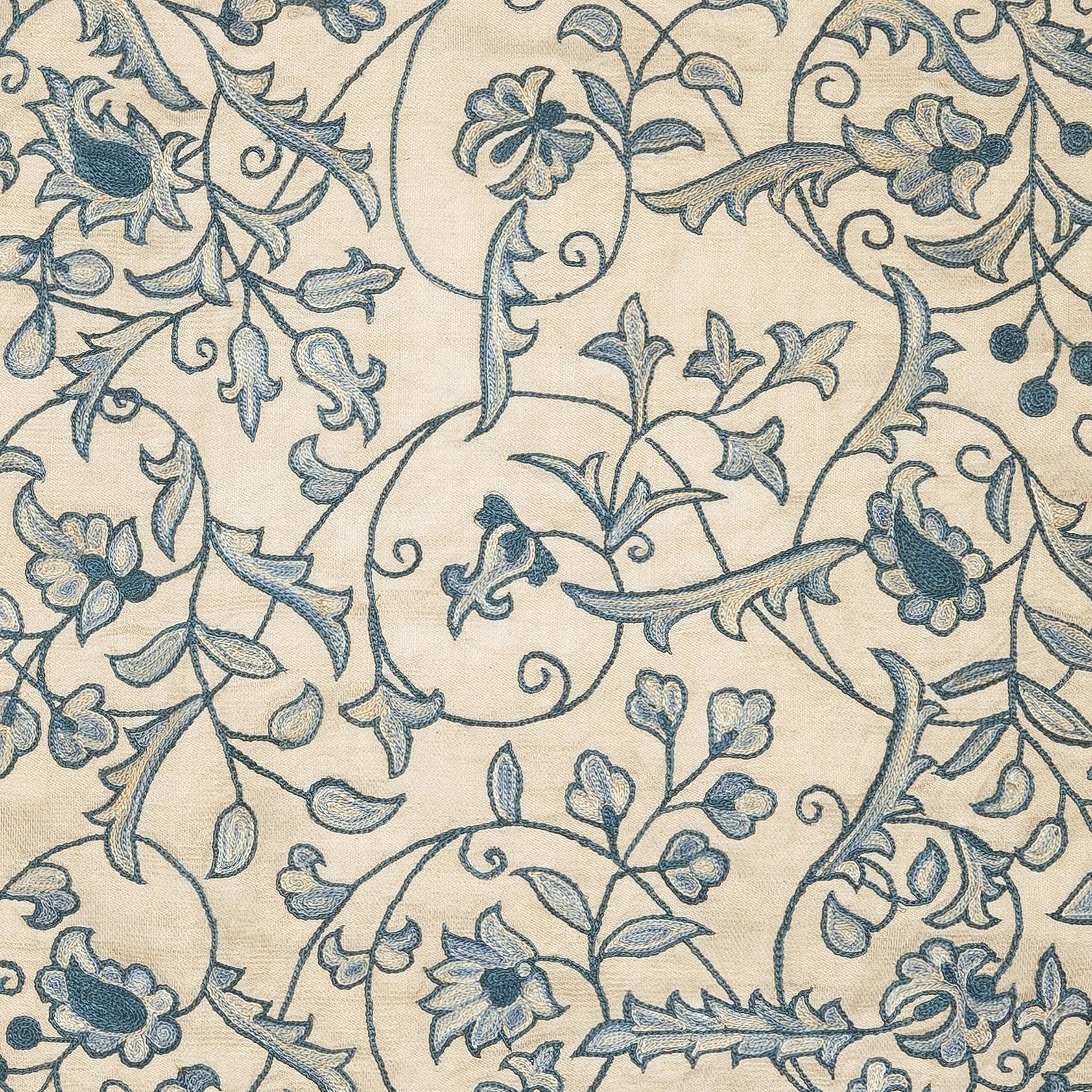 Nouvelle housse de coussin 100% soie brodée à la main - Art textile ouzbek authentique

Rehaussez votre décoration intérieure avec cette exquise housse de coussin Suzani brodée à la main, fabriquée à partir de 100 % de soie pure par des artisans