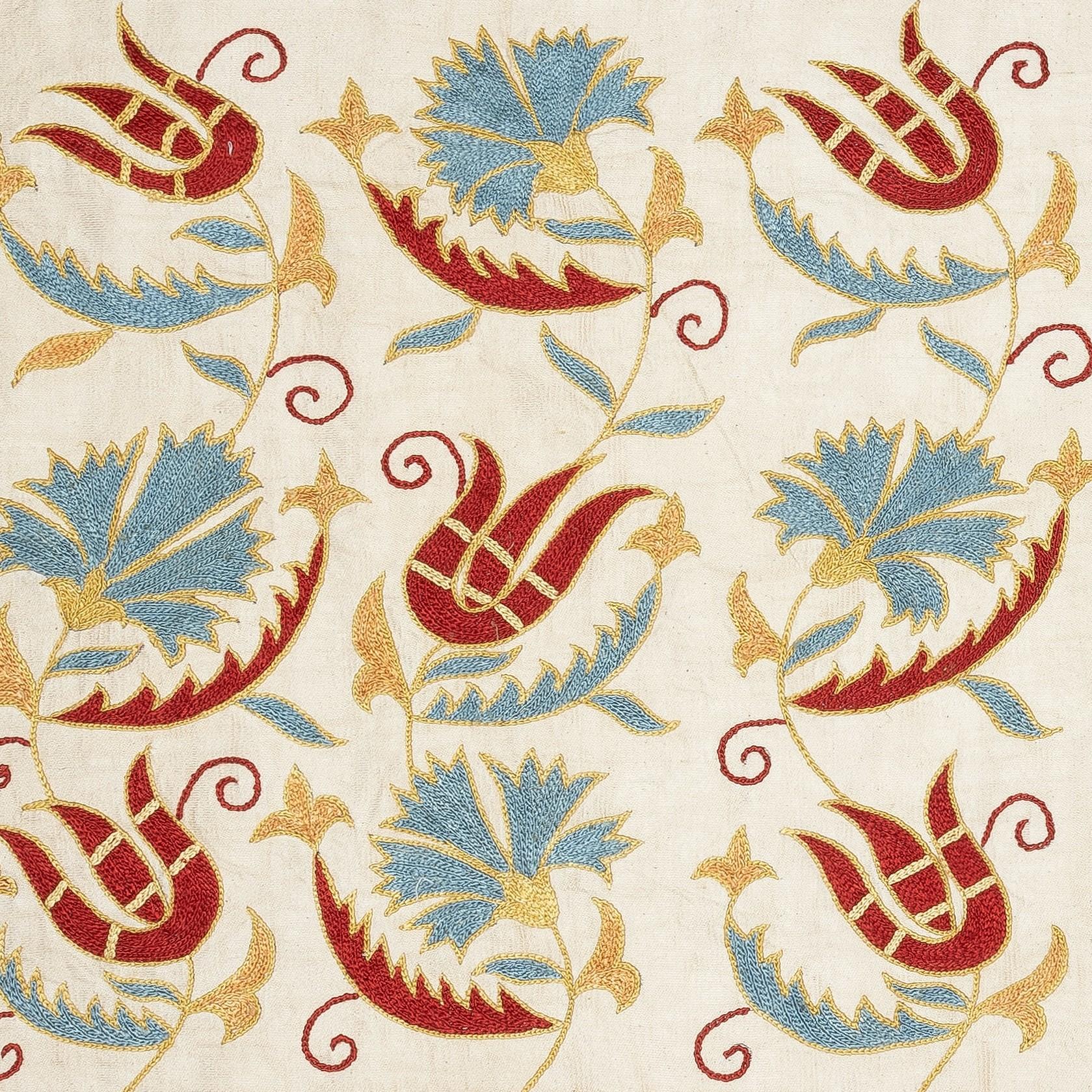 Nouvelle housse de coussin 100% soie brodée à la main - Art textile ouzbek authentique

Rehaussez votre décoration intérieure avec cette exquise housse de coussin Suzani brodée à la main, fabriquée à partir de 100 % de soie pure par des artisans