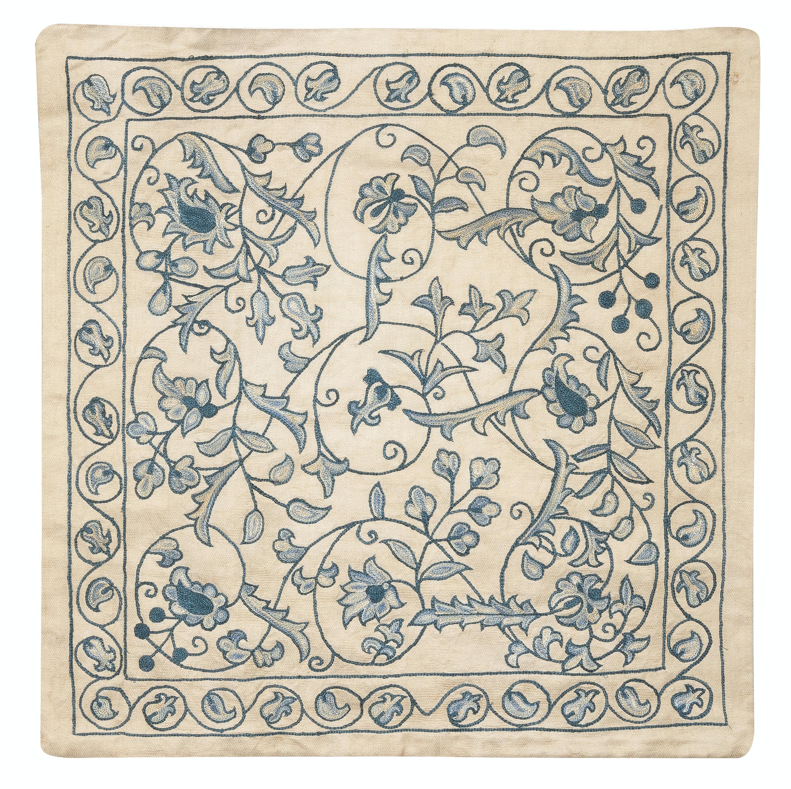 Nouvelle housse de coussin 100% soie brodée à la main - Art textile ouzbek authentique

Rehaussez votre décoration intérieure avec cette exquise housse de coussin Suzani brodée à la main, fabriquée à partir de 100 % de soie pure par des artisans