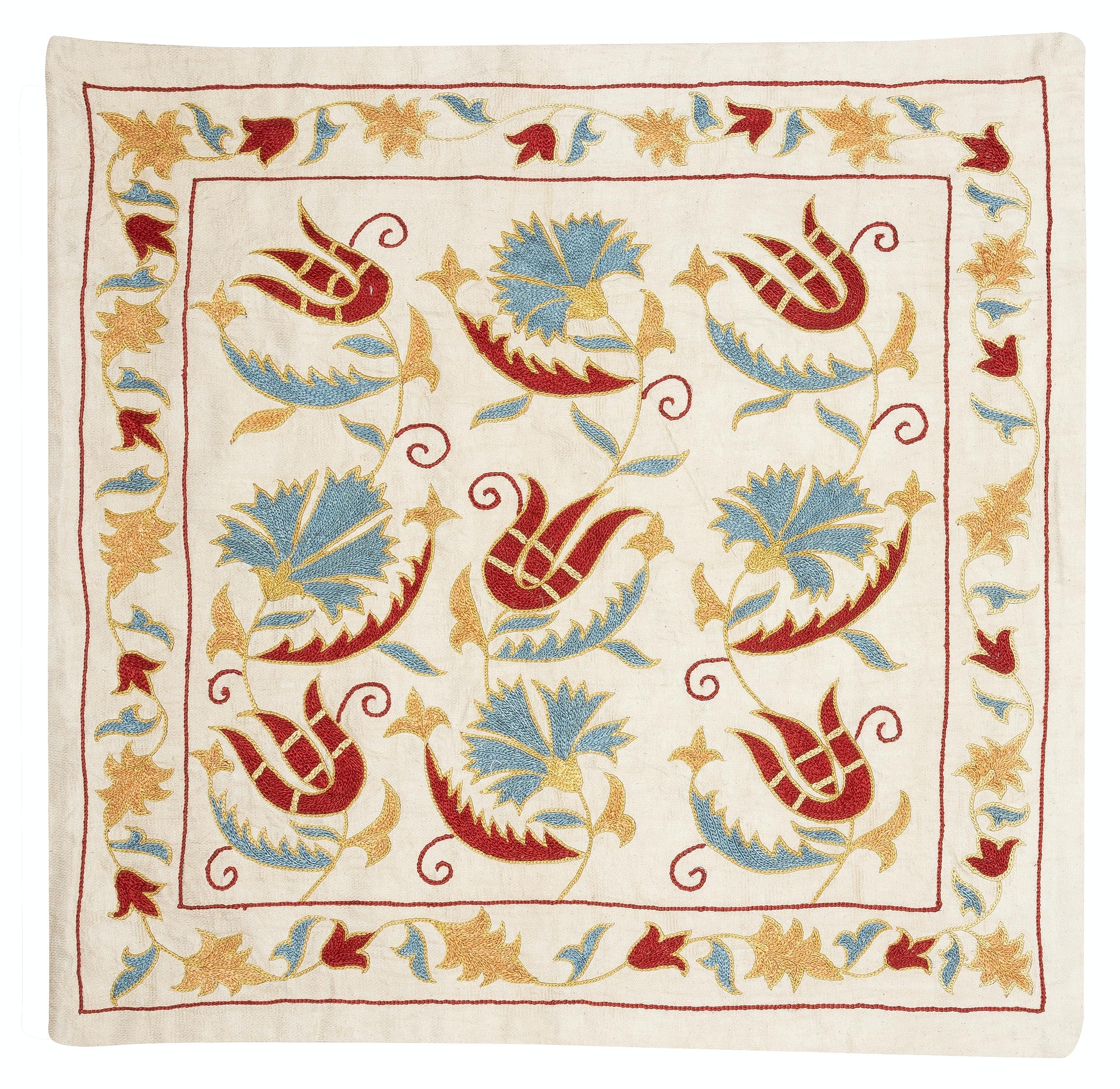 Nouvelle housse de coussin 100% soie brodée à la main - Art textile ouzbek authentique

Rehaussez votre décoration intérieure avec cette exquise housse de coussin Suzani brodée à la main, fabriquée à partir de 100 % de soie pure par des artisans