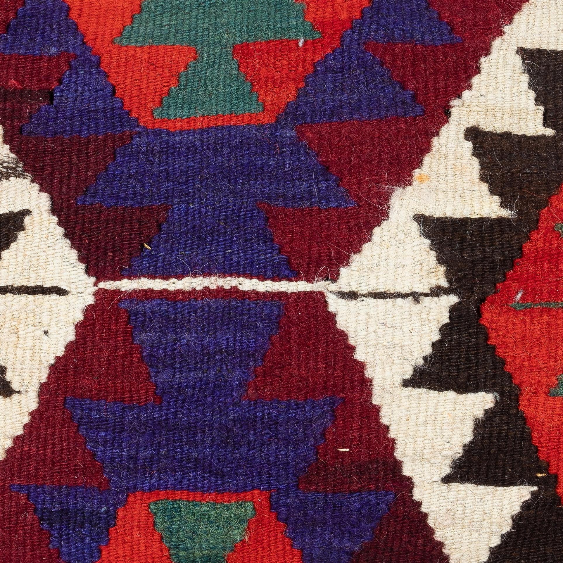 Ajoutez une touche d'histoire et de chaleur à votre espace avec cette housse de coussin kilim en laine turque vintage faite à la main. Fabriquée à partir d'authentiques kilims turcs noués à la main, chaque pièce est unique et présente des motifs