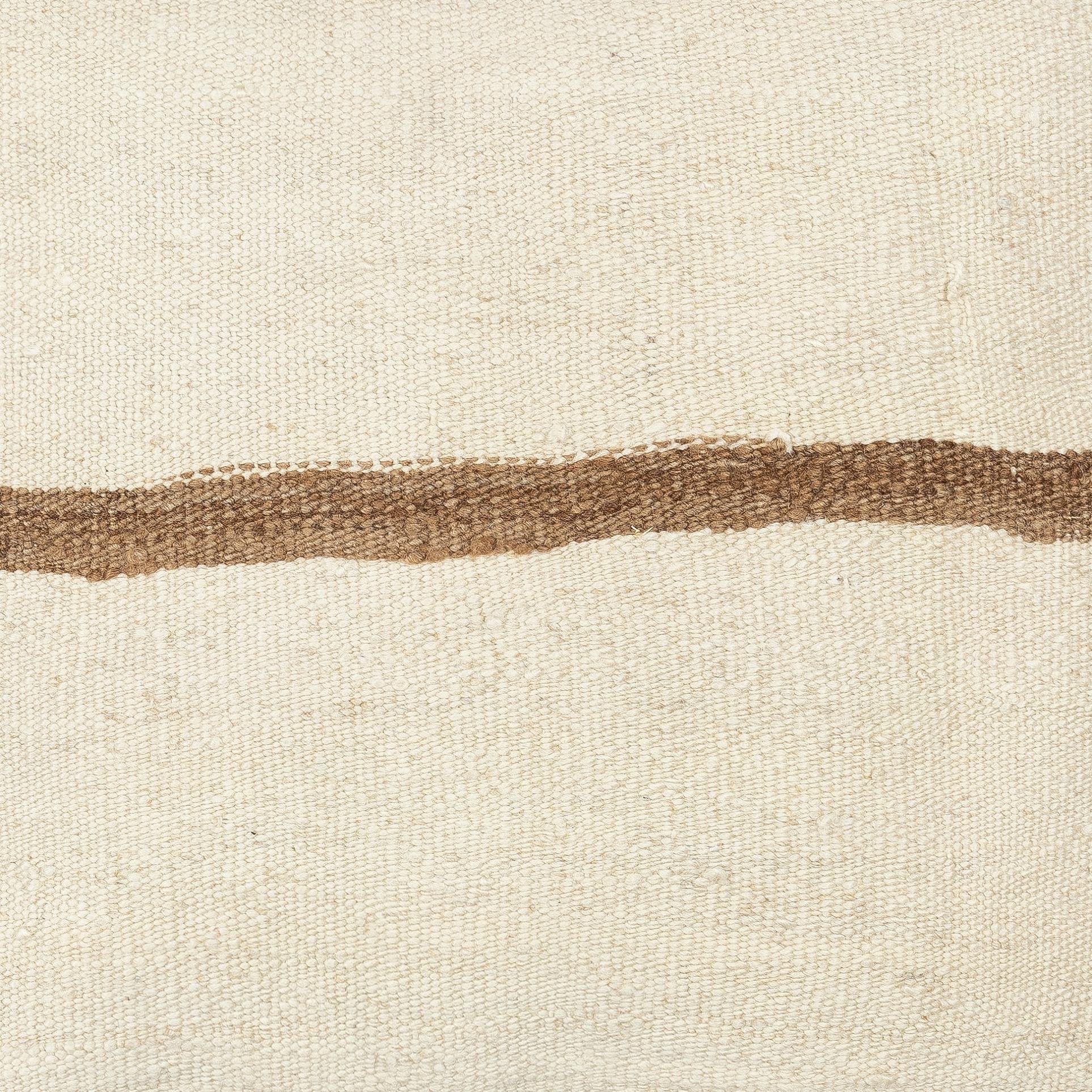 Bringen Sie einen Hauch von Geschichte und Wärme in Ihren Raum mit diesem handgefertigten türkischen Hanf-Kilim-Kissenbezug im Vintage-Stil. Jedes Stück, das aus authentischen, handgeknüpften türkischen Kelims gefertigt wird, ist ein Unikat mit