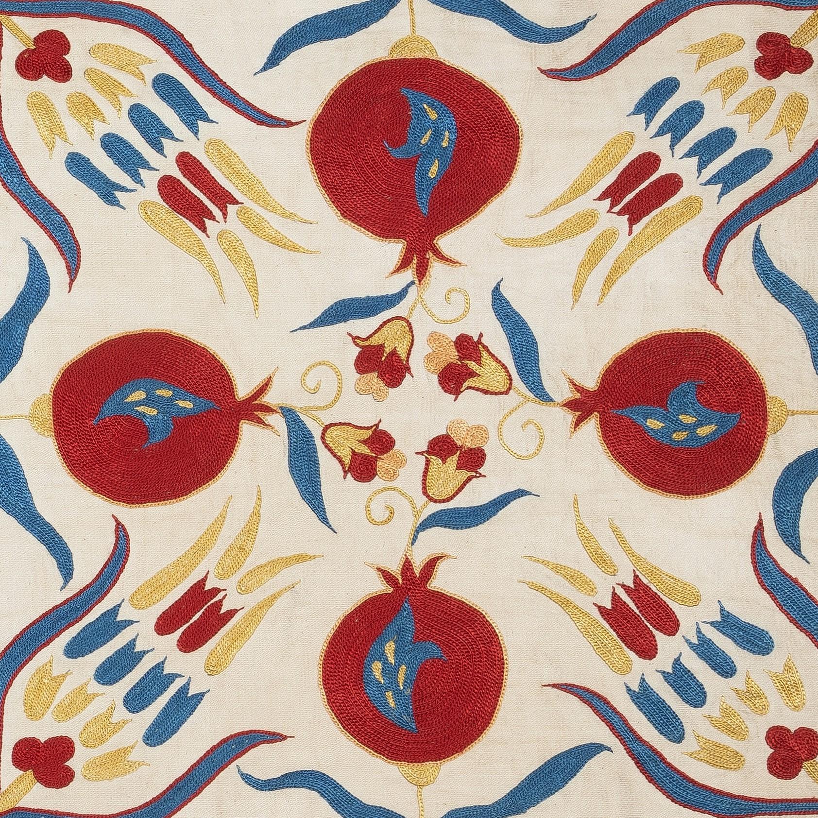 Nuovo copricuscino ricamato a mano in 100% seta - autentica arte tessile uzbeka

Eleva l'arredamento della tua casa con questo raffinato copricuscino Suzani ricamato a mano, realizzato al 100% in pura seta da abili artigiani dell'Uzbekistan.