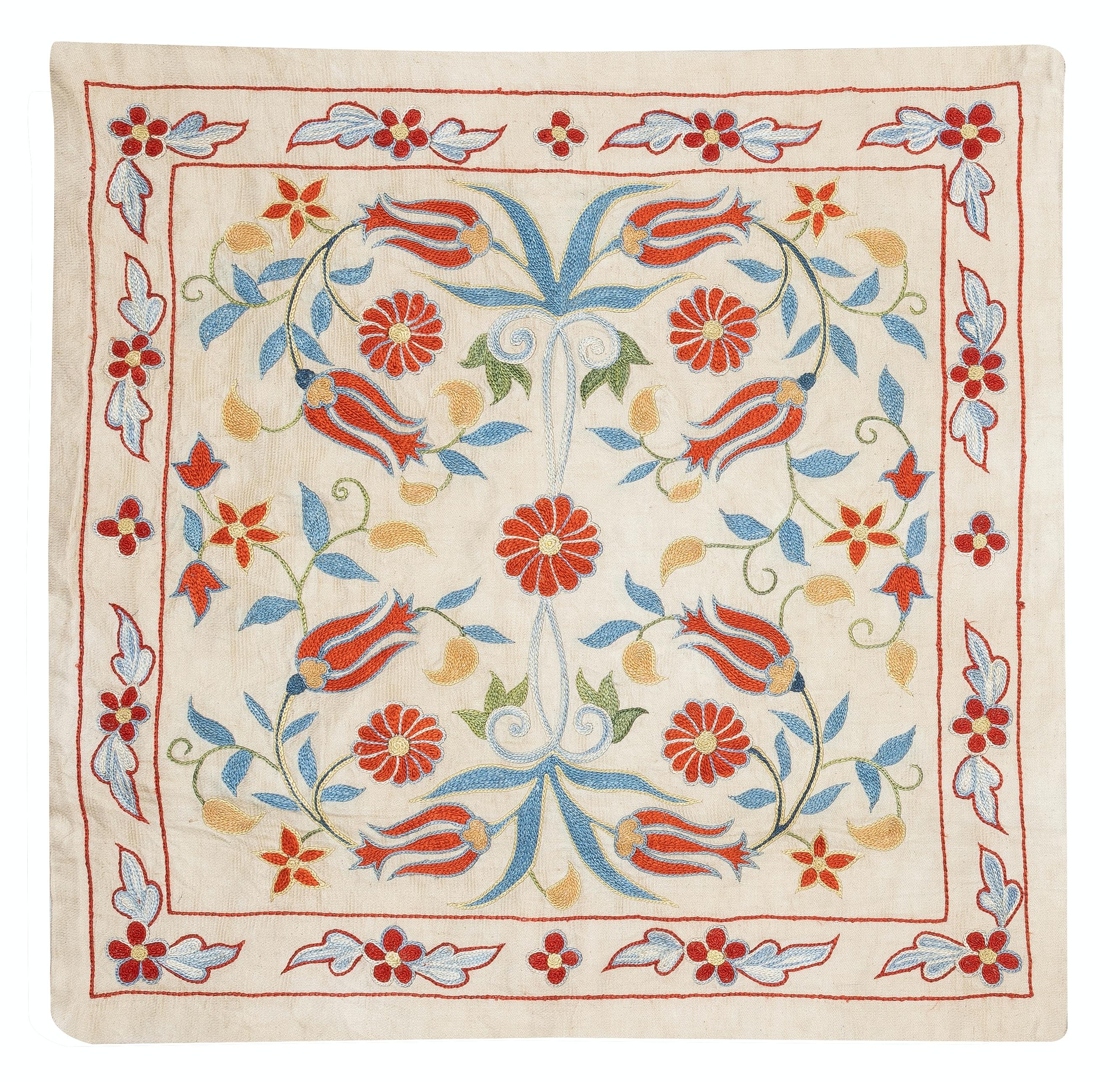 Nuovo copricuscino ricamato a mano in 100% seta - autentica arte tessile uzbeka

Eleva l'arredamento della tua casa con questo raffinato copricuscino Suzani ricamato a mano, realizzato al 100% in pura seta da abili artigiani dell'Uzbekistan.