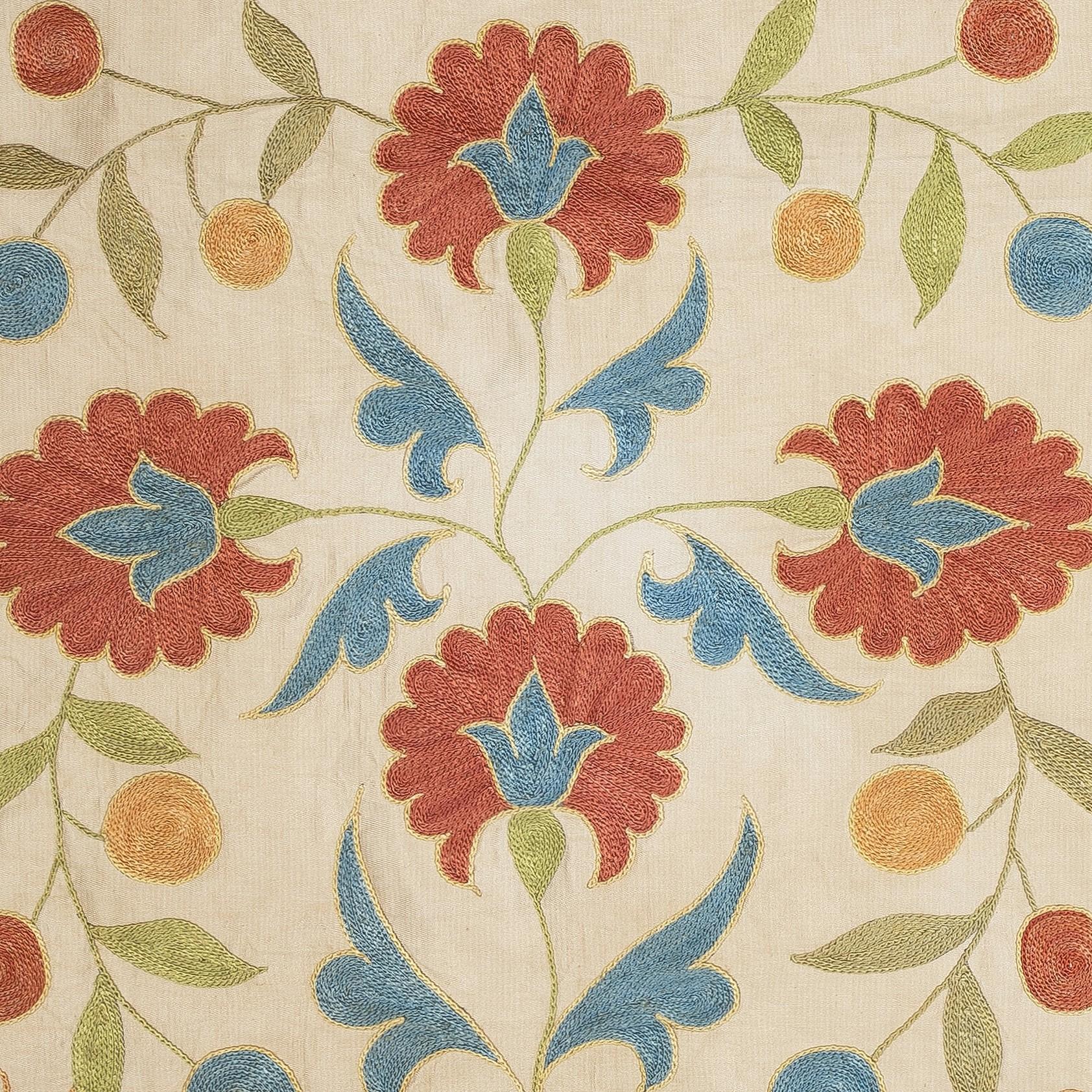 Nouvelle housse de coussin 100% soie brodée à la main - Art textile ouzbek authentique

Rehaussez votre décoration intérieure avec cette exquise housse de coussin Suzani brodée à la main, fabriquée à partir de 100 % de soie pure par des artisans