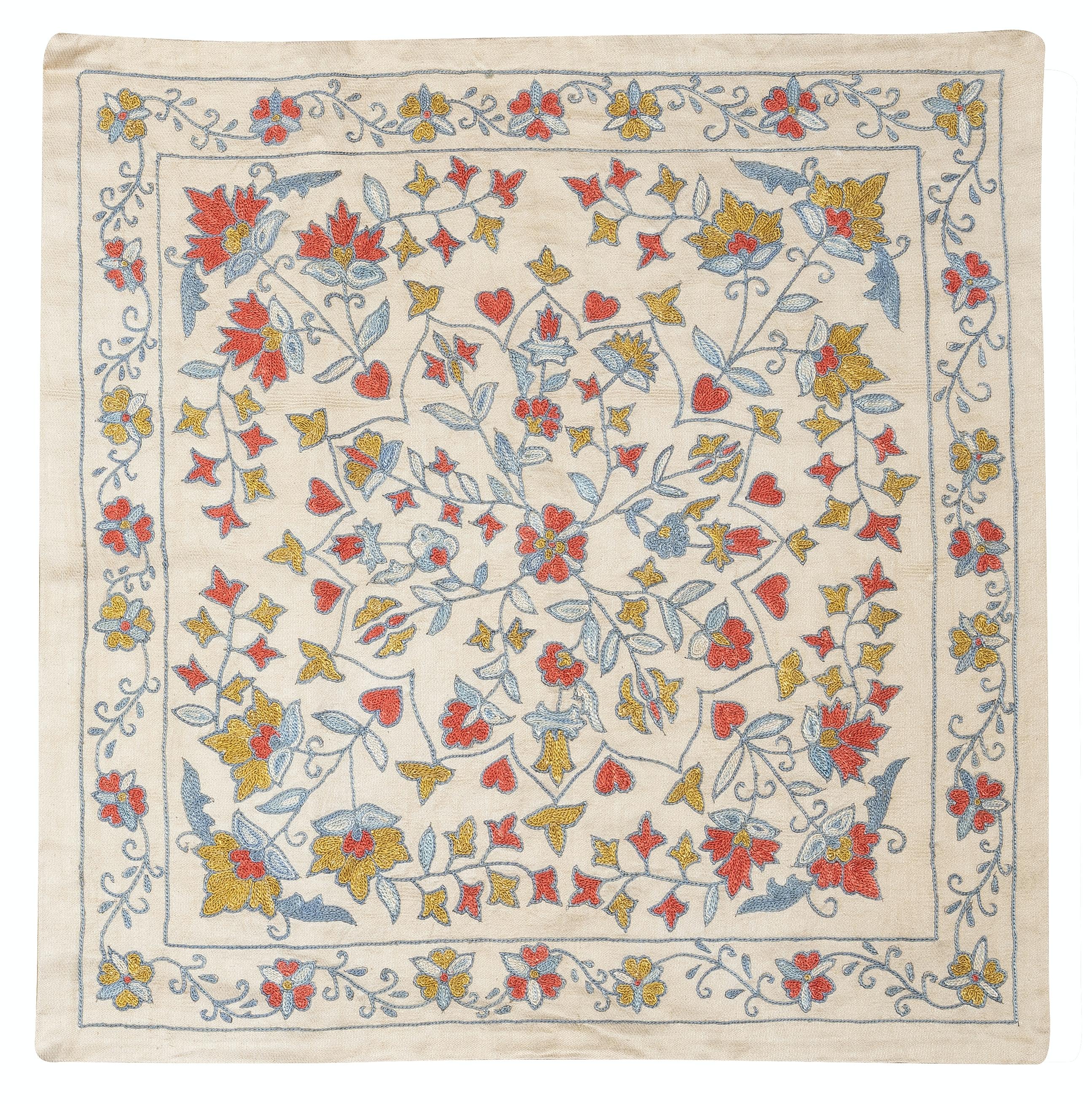 Nuovo copricuscino ricamato a mano in 100% seta - autentica arte tessile uzbeka

Eleva l'arredamento della tua casa con questo raffinato copricuscino Suzani ricamato a mano, realizzato al 100% in pura seta da abili artigiani dell'Uzbekistan.