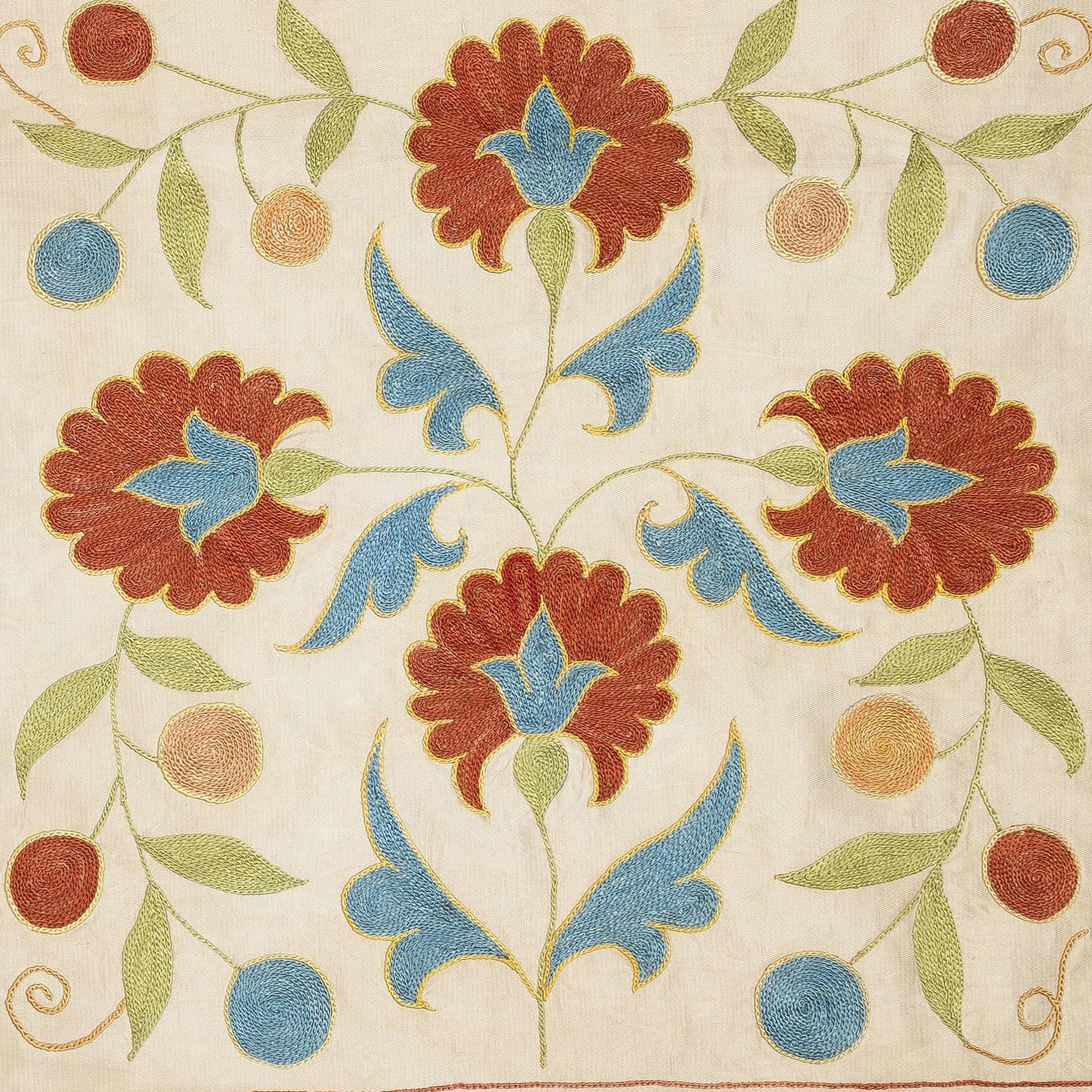 Nuovo copricuscino ricamato a mano in 100% seta - autentica arte tessile uzbeka

Eleva l'arredamento della tua casa con questo raffinato copricuscino Suzani ricamato a mano, realizzato al 100% in pura seta da abili artigiani dell'Uzbekistan.