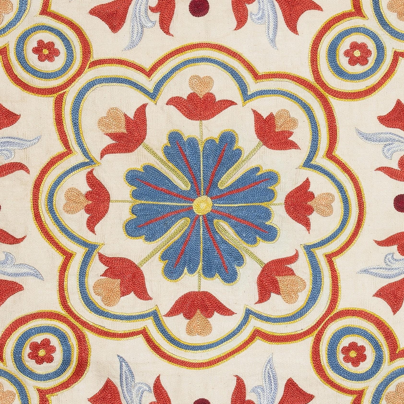 Nouvelle housse de coussin 100% soie brodée à la main - Art textile ouzbek authentique

Rehaussez votre décoration intérieure avec cette exquise housse de coussin Suzani brodée à la main, fabriquée à partir de 100 % de soie pure par des artisans