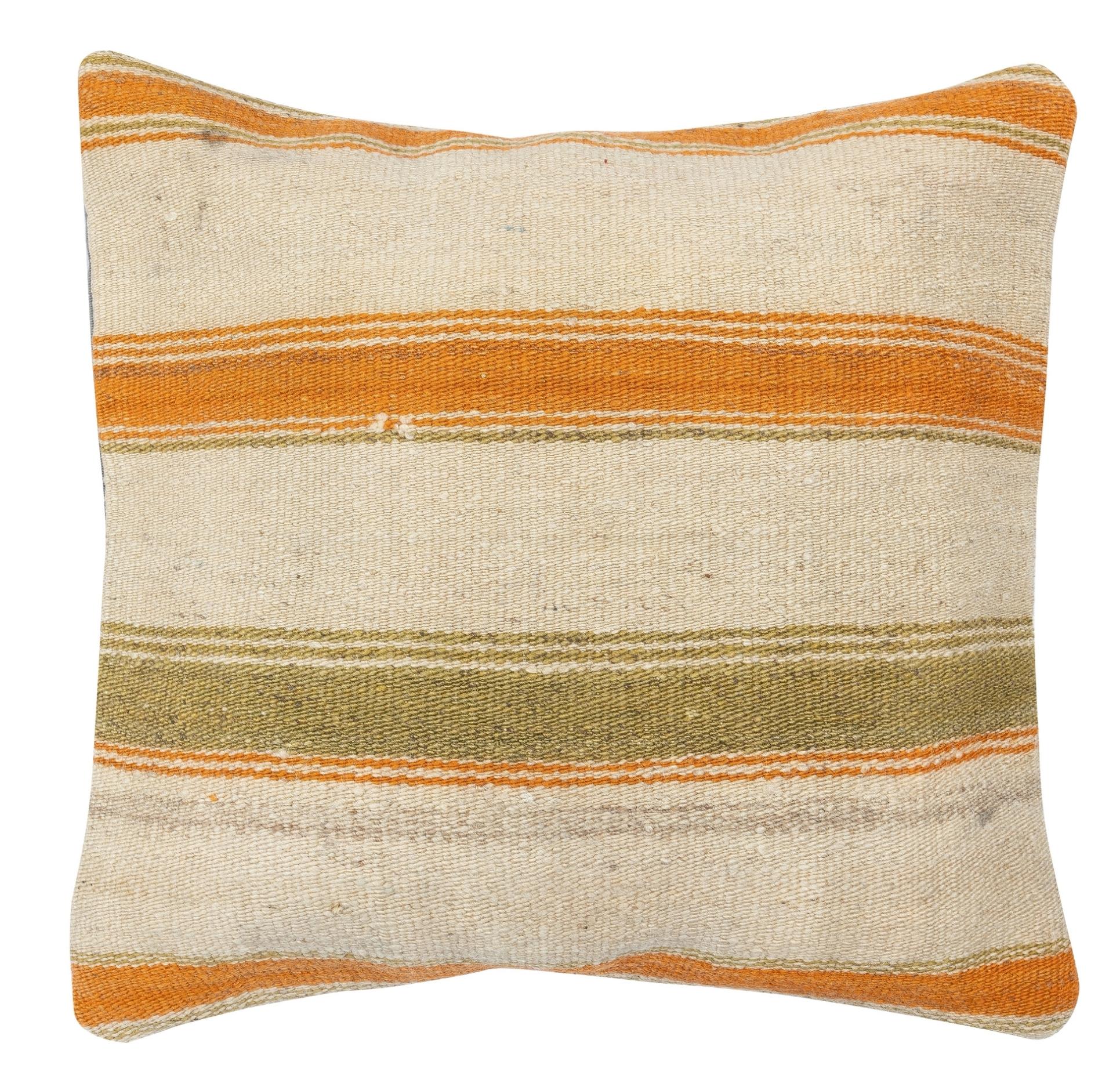 Bringen Sie Geschichte und Wärme in Ihr Zuhause mit diesem handgefertigten Vintage-Hanf-Kissenbezugs-Set. Dieses Paar Kissenbezüge wird sorgfältig aus authentischen, handgeknüpften türkischen Kelims hergestellt. Jeder Einband ist ein echtes Unikat