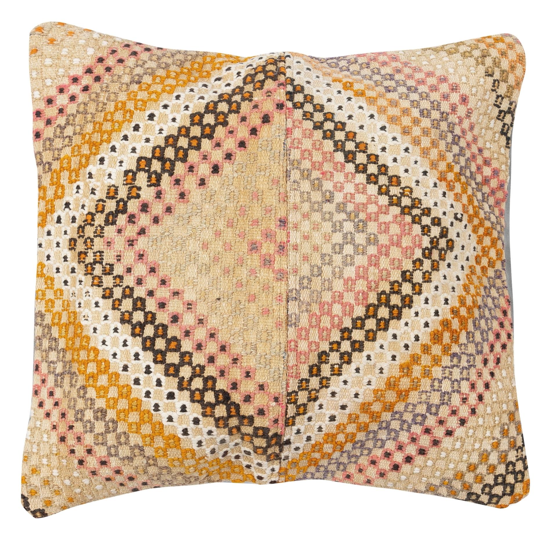 Apportez de l'histoire et de la chaleur dans votre maison avec ce set de housses de coussin en laine turque vintage fait à la main. Cette paire de housses de coussin est soigneusement fabriquée à partir d'authentiques kilims turcs noués à la main.