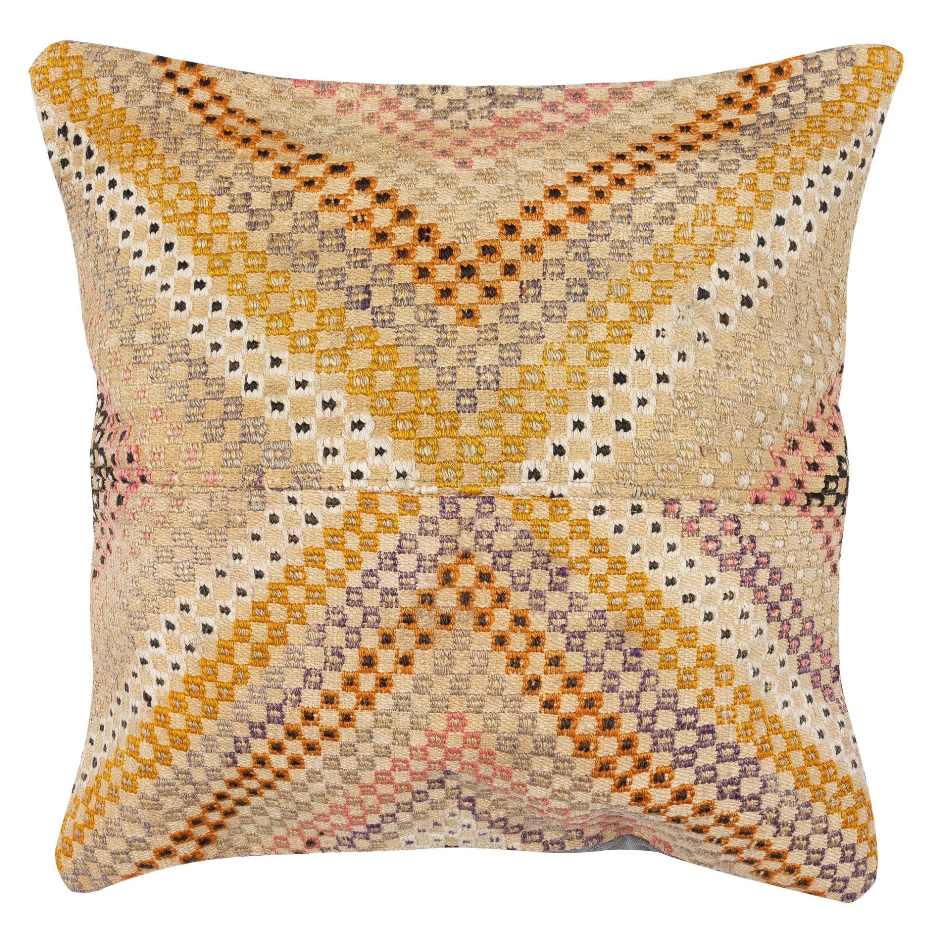 Apportez de l'histoire et de la chaleur dans votre maison avec ce set de housses de coussin en laine turque vintage fait à la main. Cette paire de housses de coussin est soigneusement fabriquée à partir d'authentiques kilims turcs noués à la main.