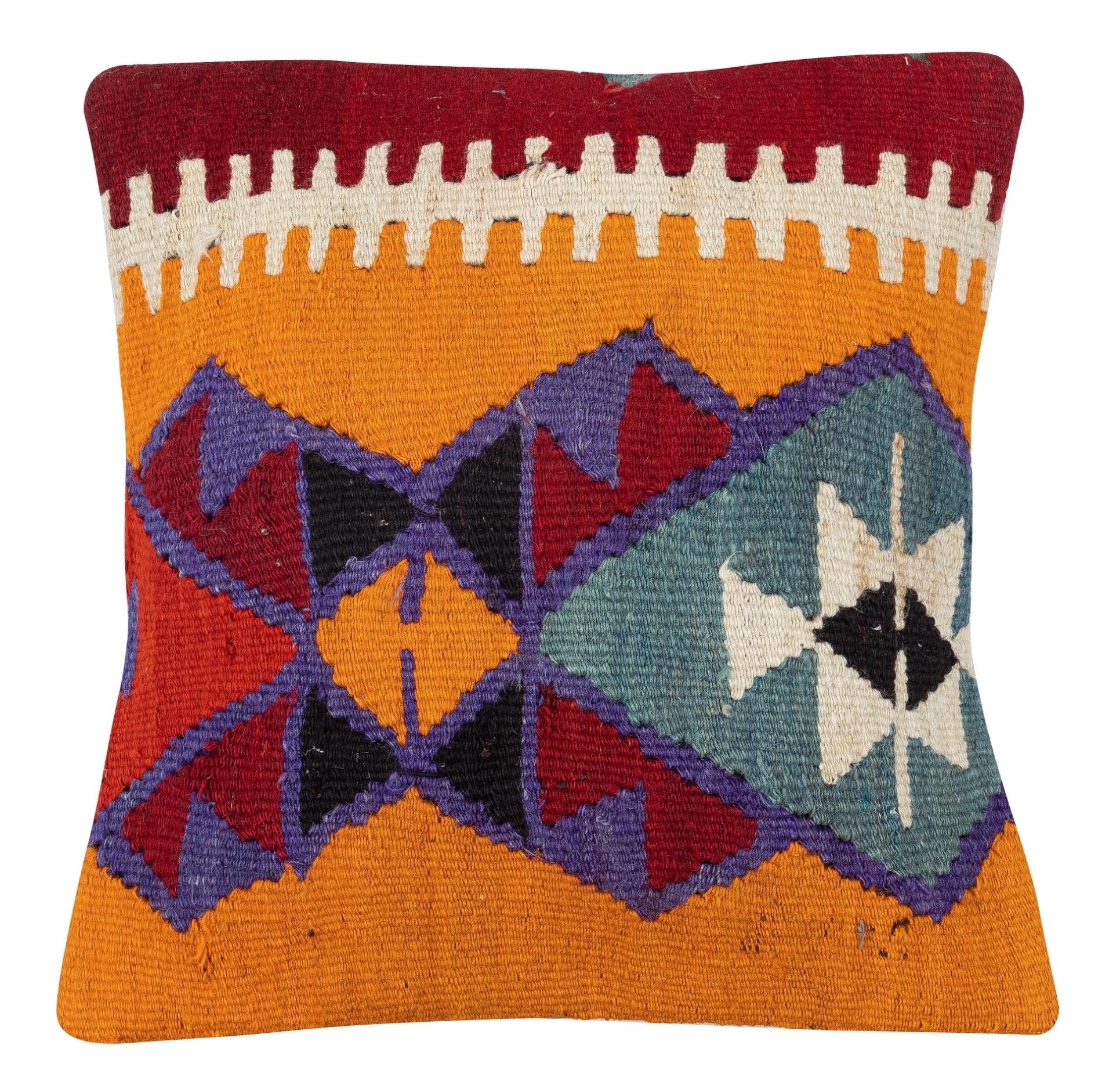 Lleva la historia y la calidez a tu hogar con este juego vintage de fundas de cojín de lana turca hechas a mano. Este par de fundas de cojín están cuidadosamente confeccionadas con auténticos kilims turcos anudados a mano. Cada funda es realmente