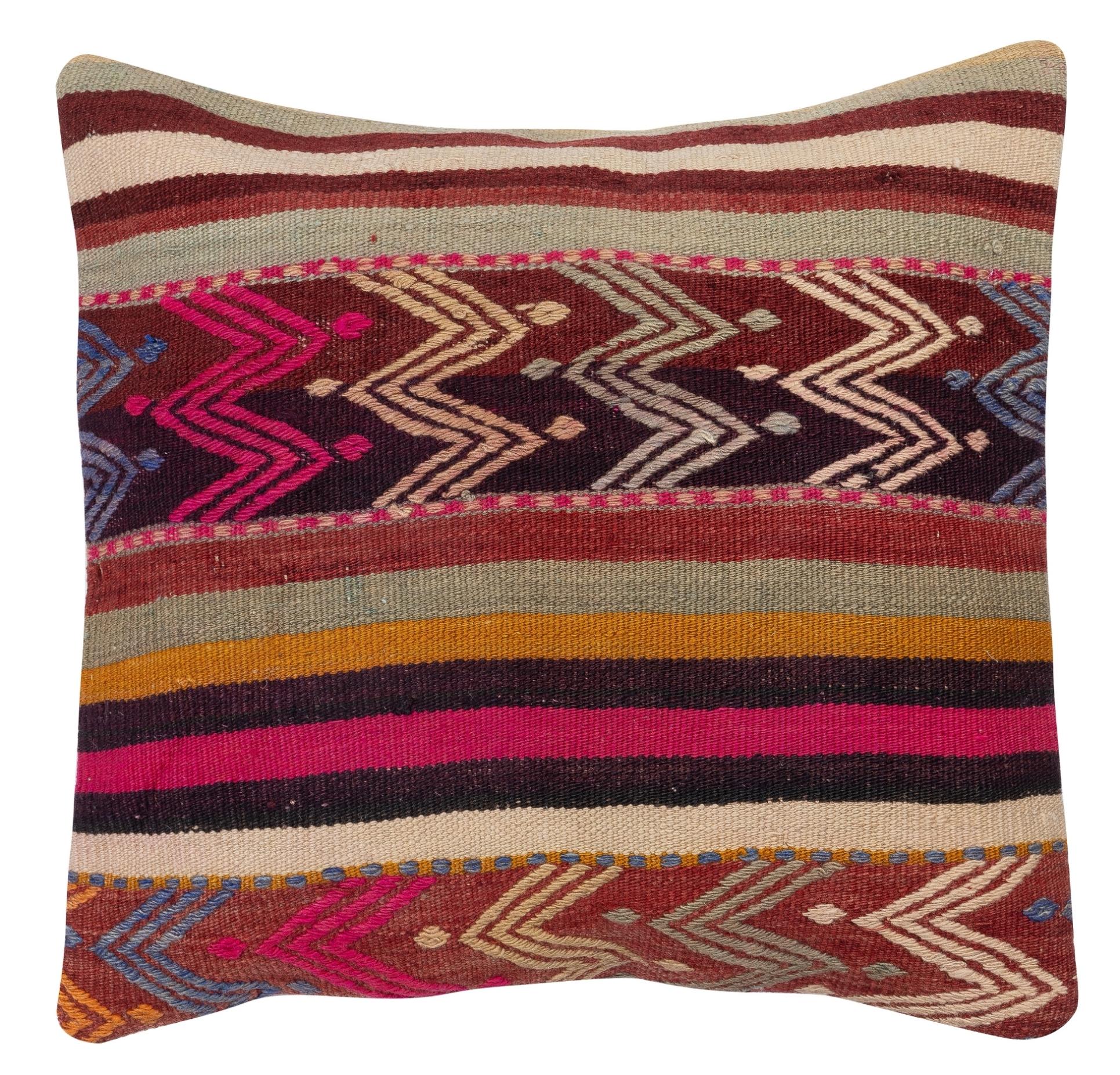 Porta la storia e il calore nella tua casa con questo set di copricuscini vintage in lana turca fatti a mano. Questa coppia di copricuscini è realizzata con cura a partire da autentici kilim turchi annodati a mano. Ogni copertina è davvero unica,