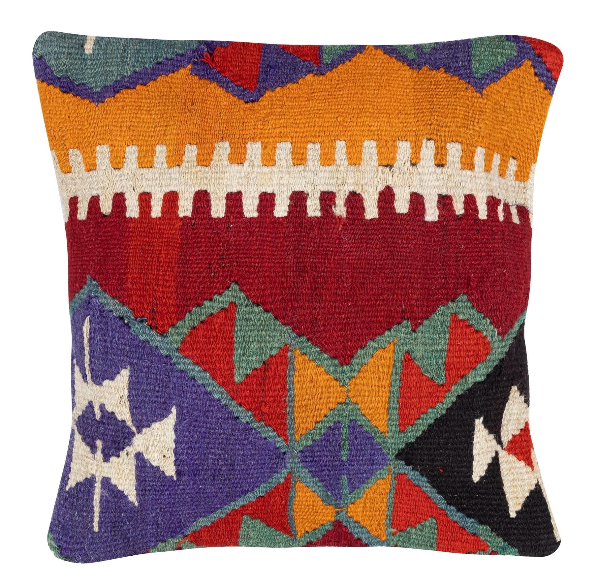 Lleva la historia y la calidez a tu hogar con este juego vintage de fundas de cojín de lana turca hechas a mano. Este par de fundas de cojín están cuidadosamente confeccionadas con auténticos kilims turcos anudados a mano. Cada funda es realmente