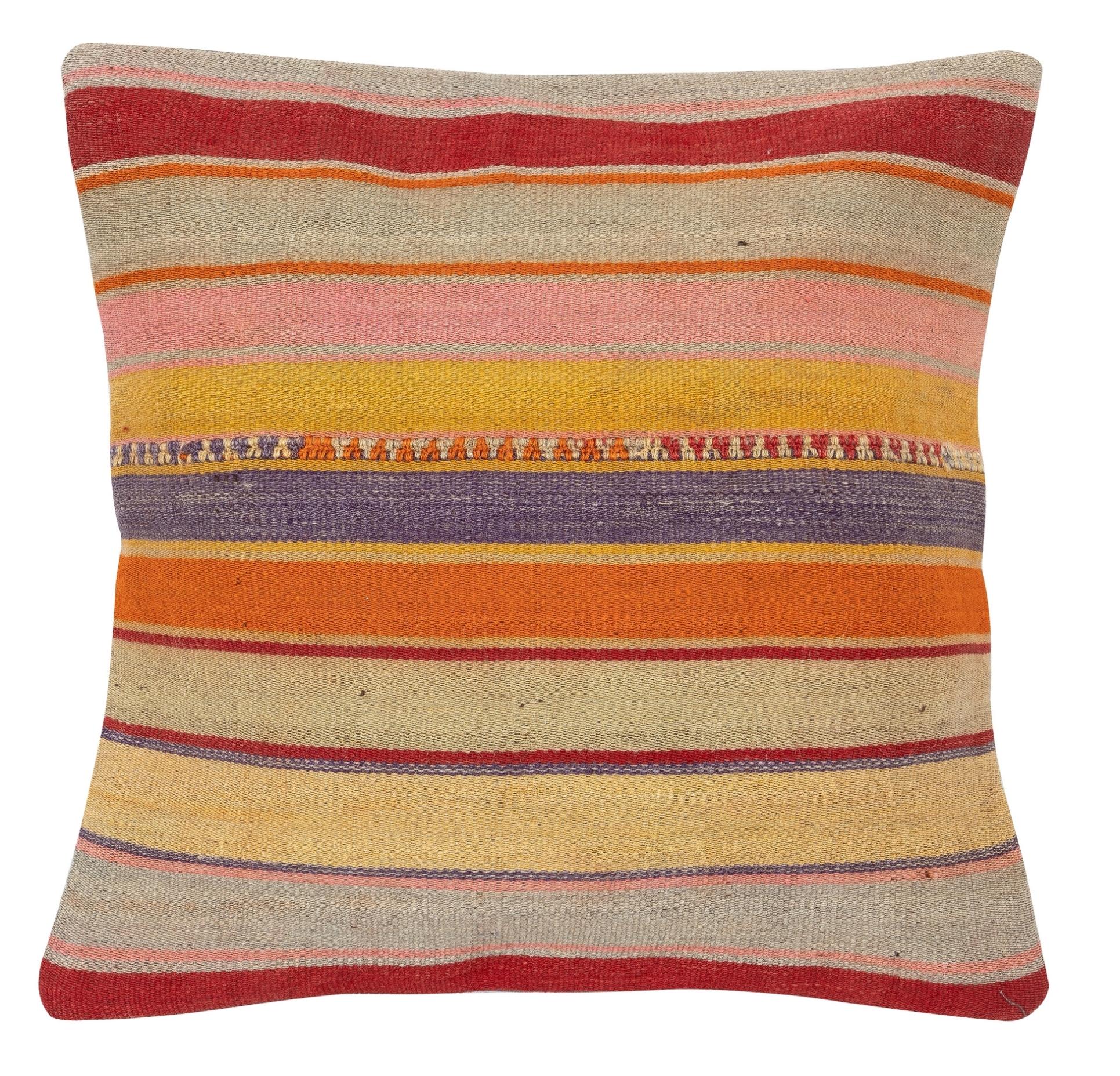 Bringen Sie Geschichte und Wärme in Ihr Zuhause mit diesem Set aus handgefertigten Kissenbezügen aus türkischer Wolle im Vintage-Stil. Dieses Paar Kissenbezüge wird sorgfältig aus authentischen, handgeknüpften türkischen Kelims hergestellt. Jeder