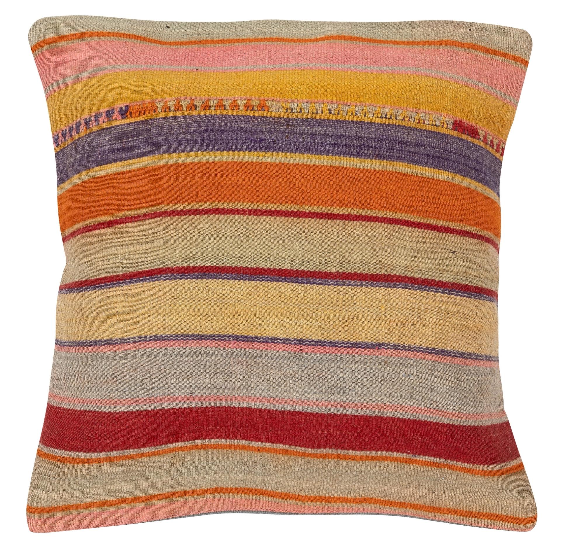 Bringen Sie Geschichte und Wärme in Ihr Zuhause mit diesem Set aus handgefertigten Kissenbezügen aus türkischer Wolle im Vintage-Stil. Dieses Paar Kissenbezüge wird sorgfältig aus authentischen, handgeknüpften türkischen Kelims hergestellt. Jeder