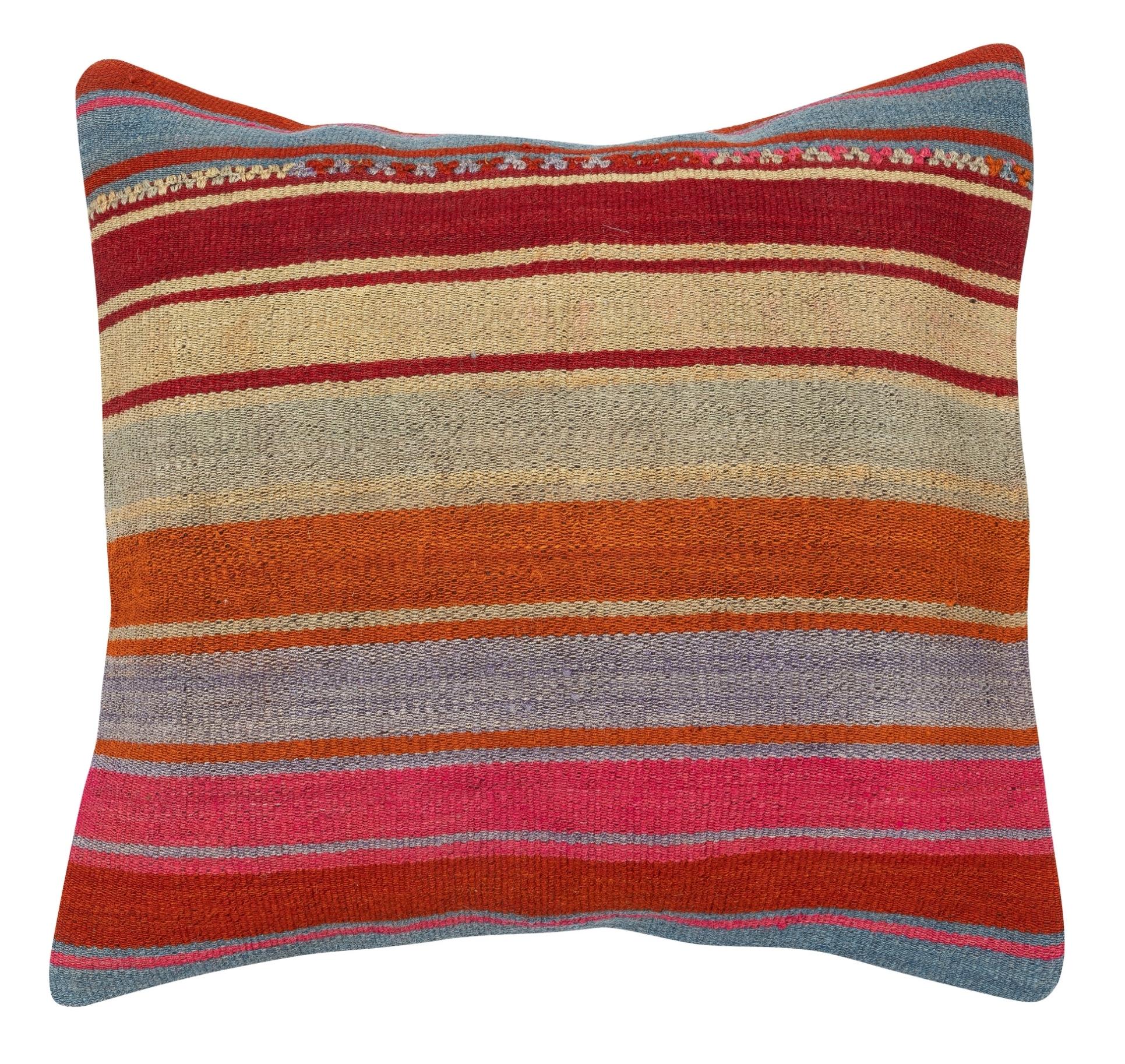 Lleva la historia y la calidez a tu hogar con este juego vintage de fundas de cojín de lana turca hechas a mano. Este par de fundas de cojín están cuidadosamente confeccionadas con auténticos kilims turcos anudados a mano. Cada funda es realmente