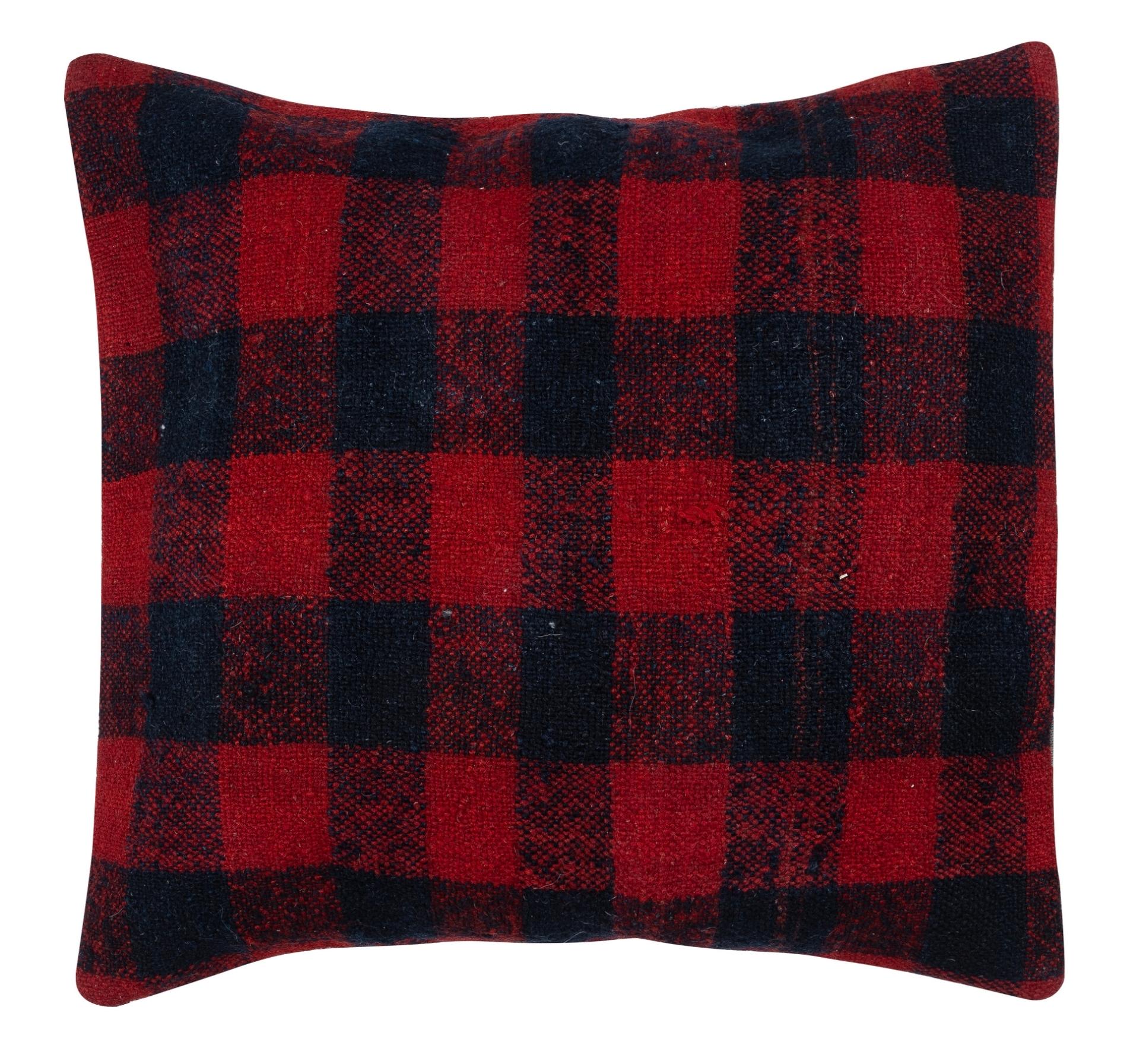 Lleva la historia y la calidez a tu hogar con este juego vintage de fundas de cojín de lana turca hechas a mano. Este par de fundas de cojín están cuidadosamente confeccionadas con auténticos kilims turcos anudados a mano. Cada funda es realmente