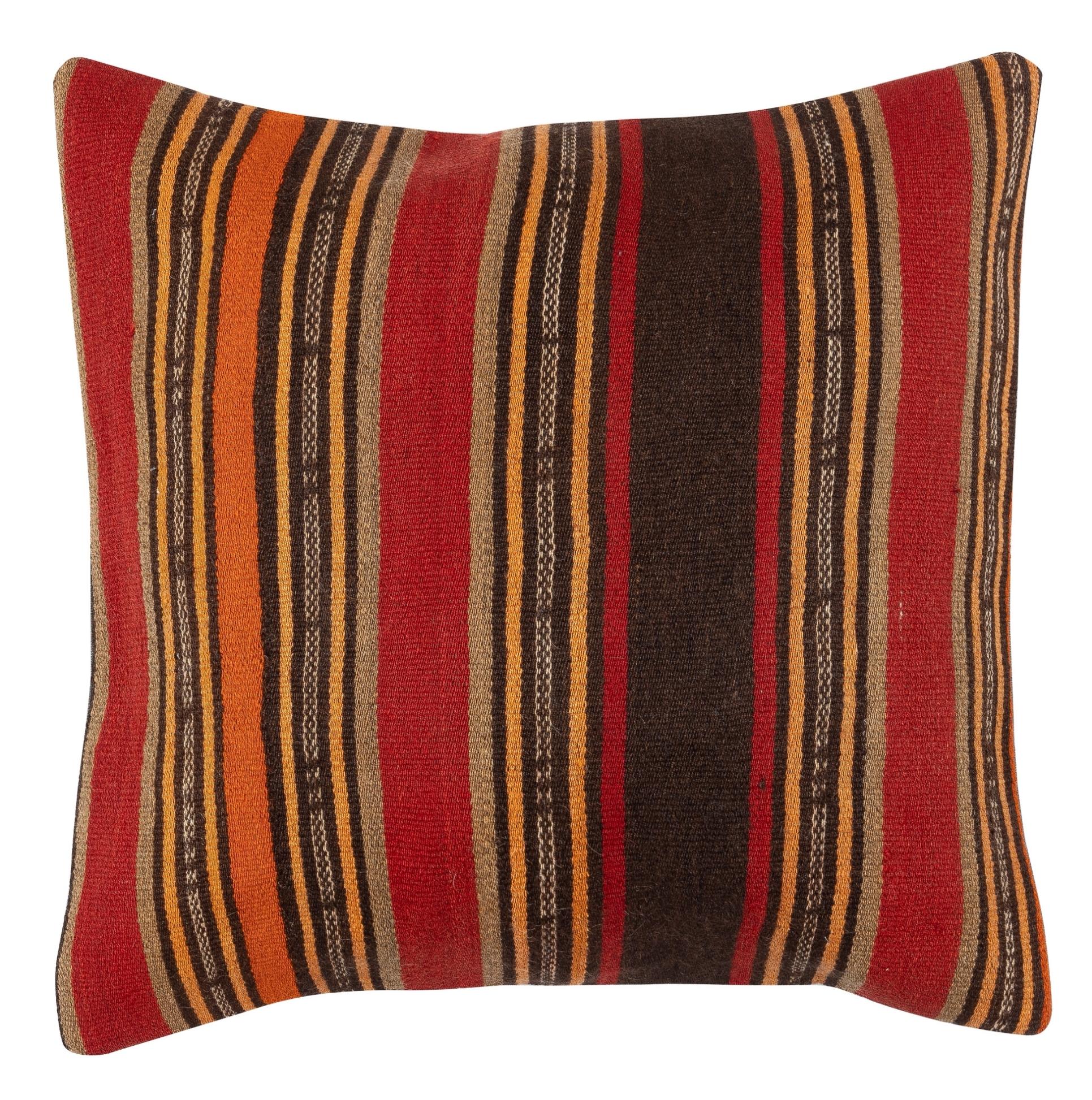 Lleva la historia y la calidez a tu hogar con este juego vintage de fundas de cojín de lana turca hechas a mano. Este par de fundas de cojín están cuidadosamente confeccionadas con auténticos kilims turcos anudados a mano. Cada funda es realmente