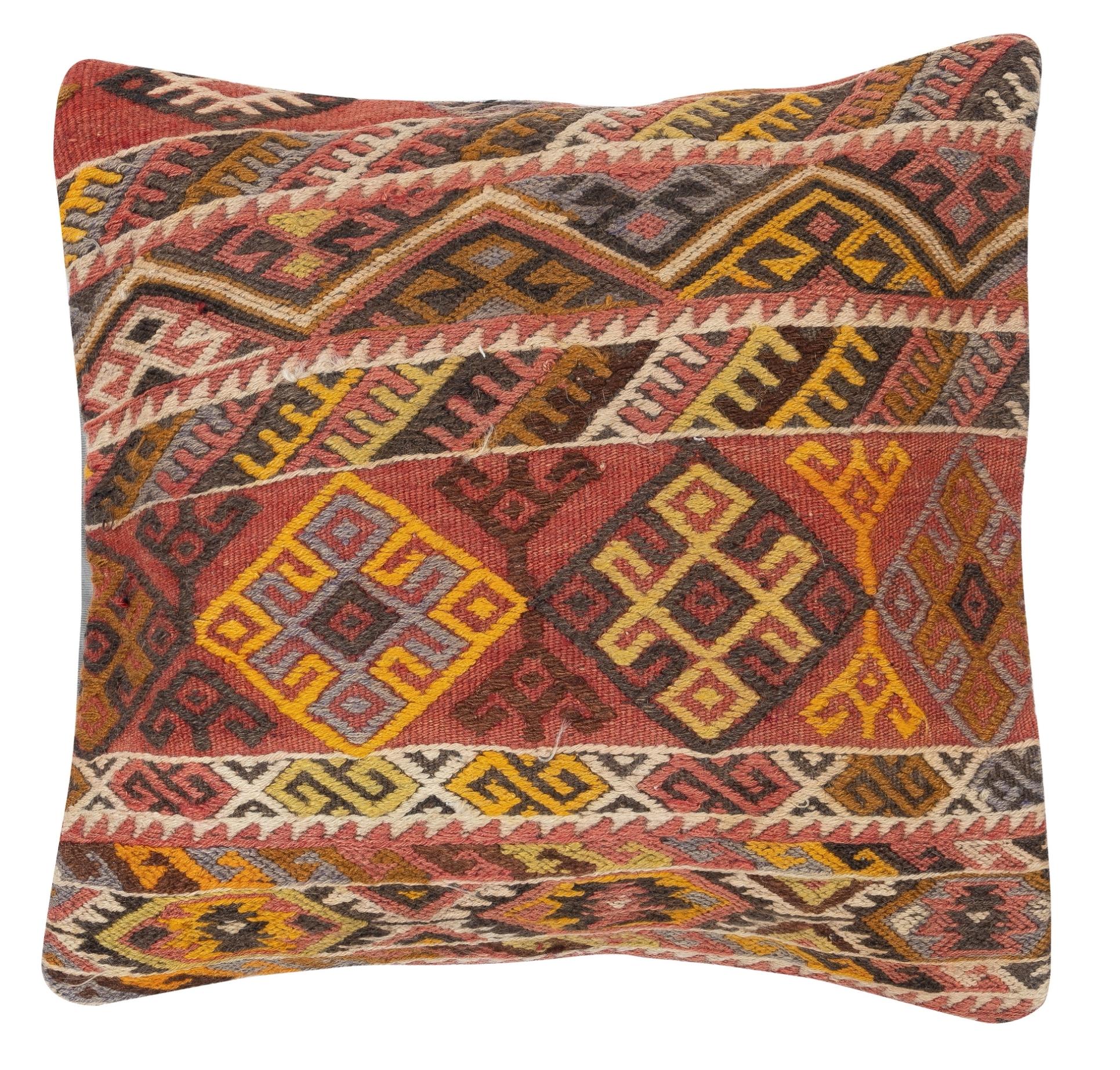 Lleva la historia y la calidez a tu hogar con este juego vintage de fundas de cojín de lana turca hechas a mano. Este par de fundas de cojín están cuidadosamente confeccionadas con auténticos kilims turcos anudados a mano. Cada funda es realmente