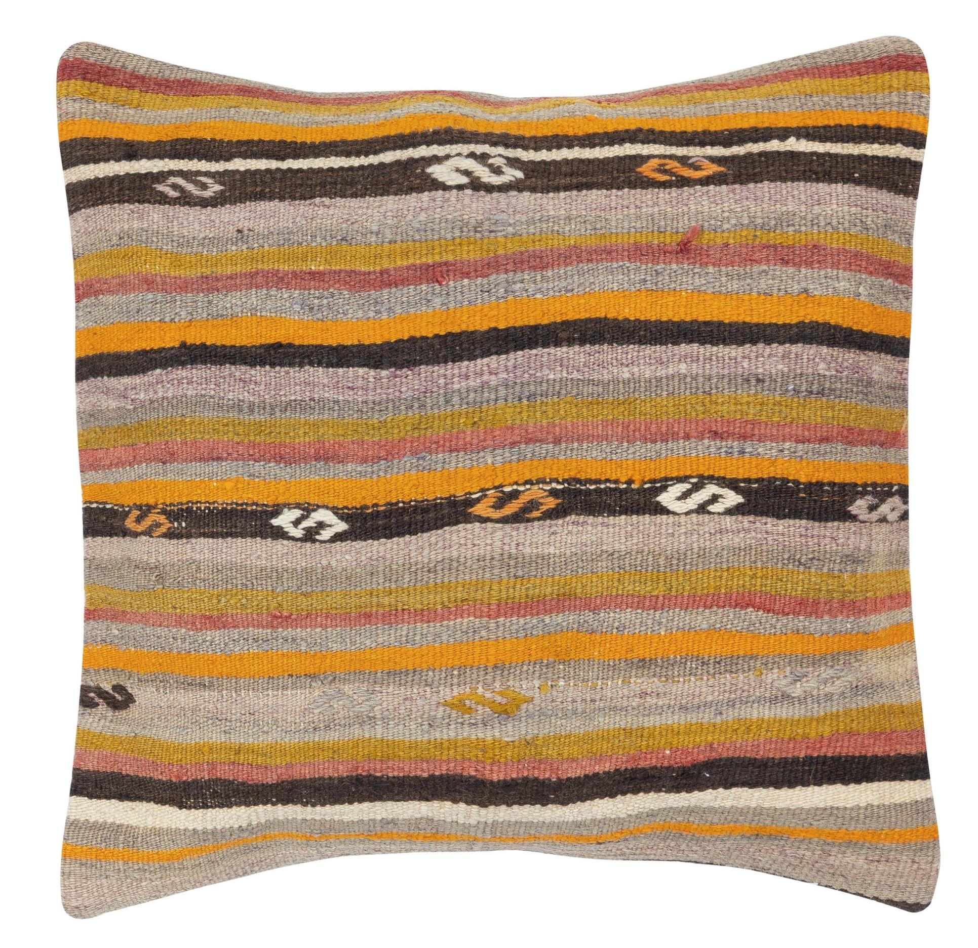 Porta la storia e il calore nella tua casa con questo set di copricuscini vintage in lana turca fatti a mano. Questa coppia di copricuscini è realizzata con cura a partire da autentici kilim turchi annodati a mano. Ogni copertina è davvero unica,