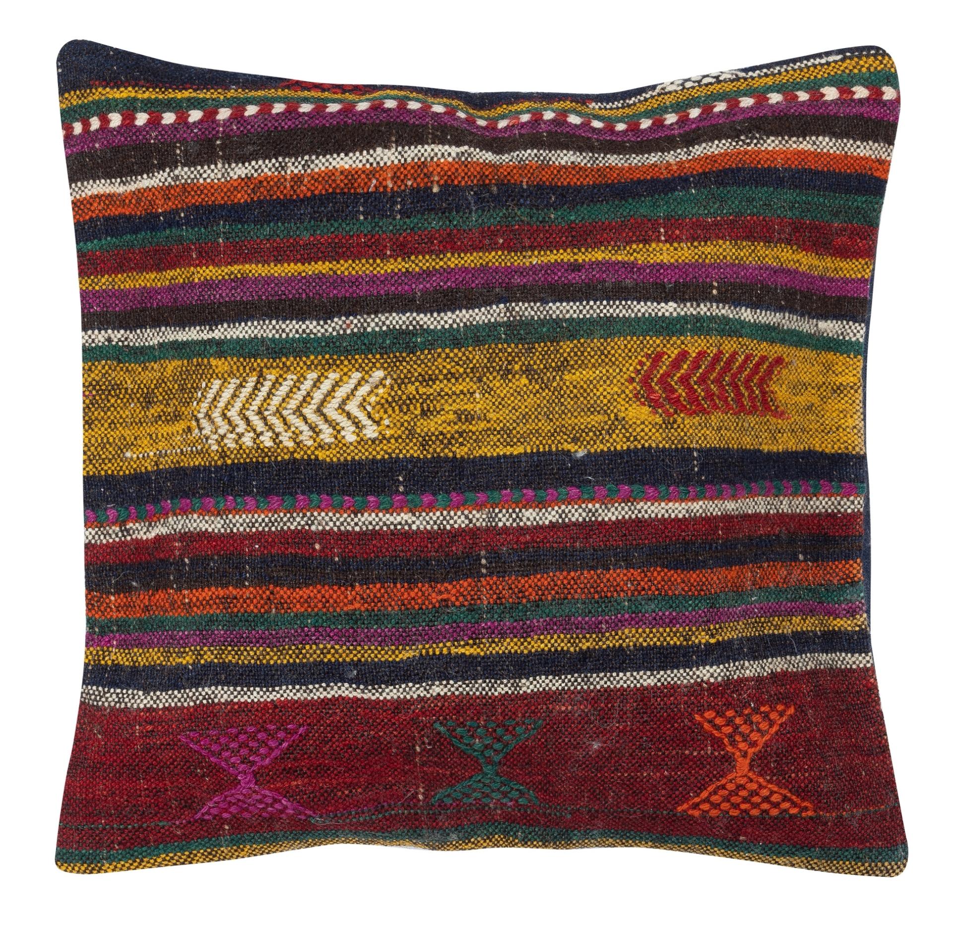 Apportez de l'histoire et de la chaleur dans votre maison avec ce set de housses de coussin en laine turque vintage fait à la main. Cette paire de housses de coussin est soigneusement fabriquée à partir d'authentiques kilims turcs noués à la main.