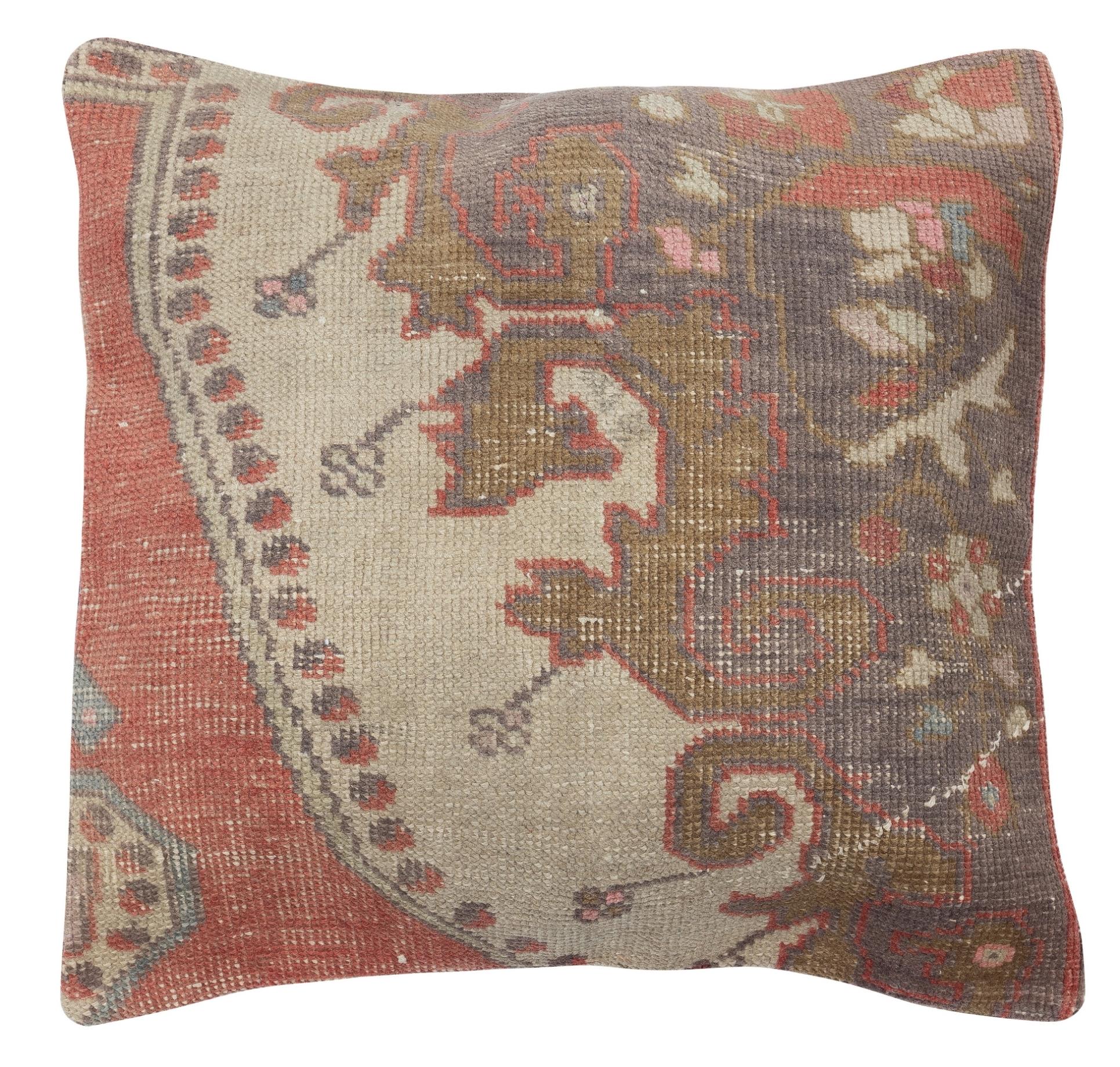 Lleva la historia y la calidez a tu hogar con este juego de fundas de cojín de alfombra vintage de lana turca hecha a mano. Este par de fundas de cojín están cuidadosamente confeccionadas con auténticas alfombras turcas anudadas a mano. Cada funda