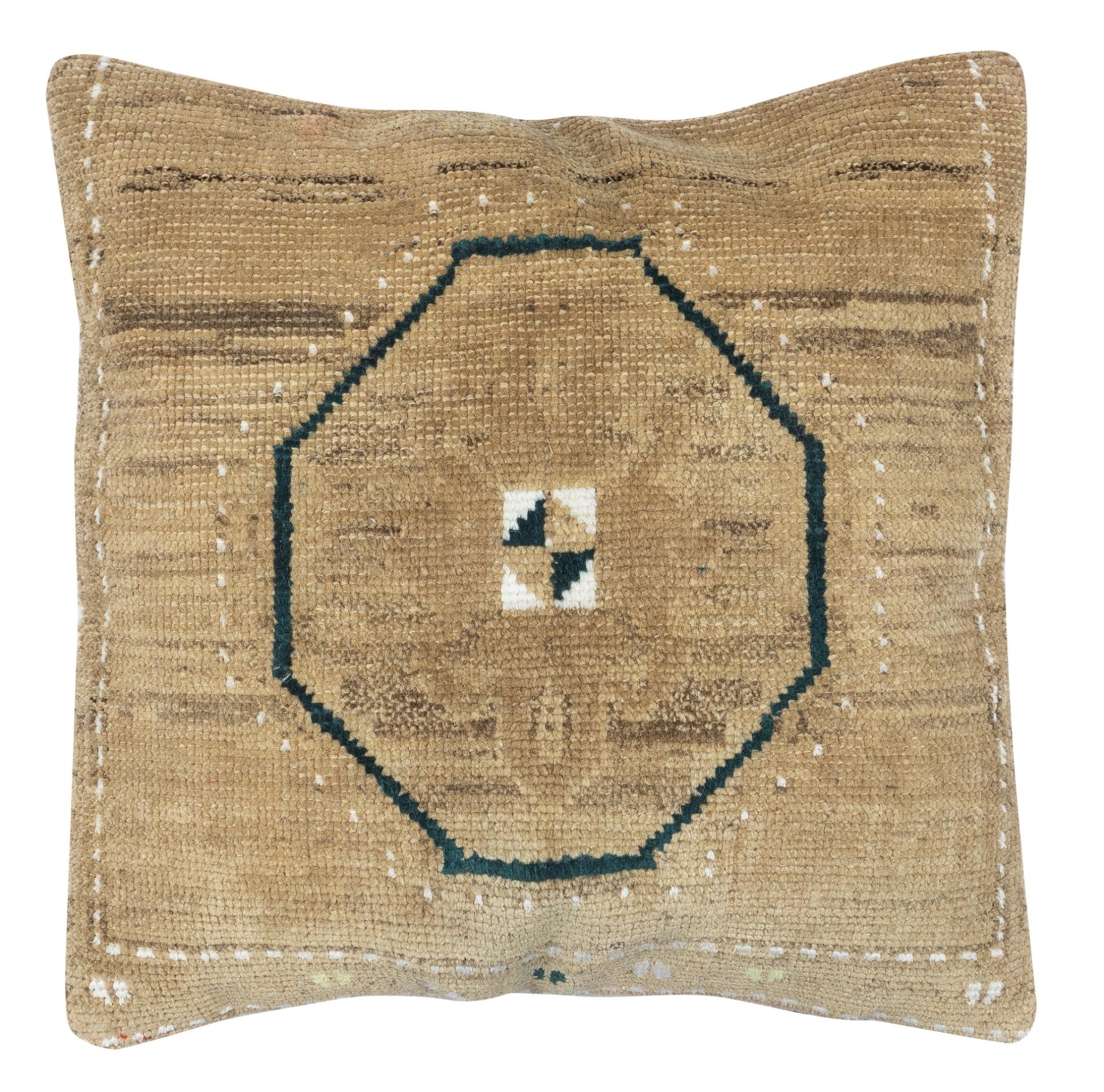 Apportez de l'histoire et de la chaleur dans votre maison avec cet ensemble de housses de coussin pour tapis en laine turque vintage fait à la main. Cette paire de housses de coussin est soigneusement fabriquée à partir d'authentiques tapis turcs