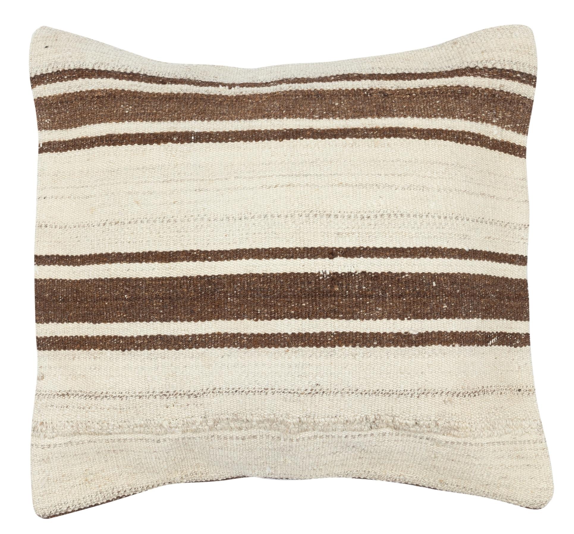 Porta la storia e il calore nella tua casa con questo set di copricuscini in canapa vintage fatti a mano. Questa coppia di copricuscini è realizzata con cura a partire da autentici kilim turchi annodati a mano. Ogni copertina è davvero unica, con