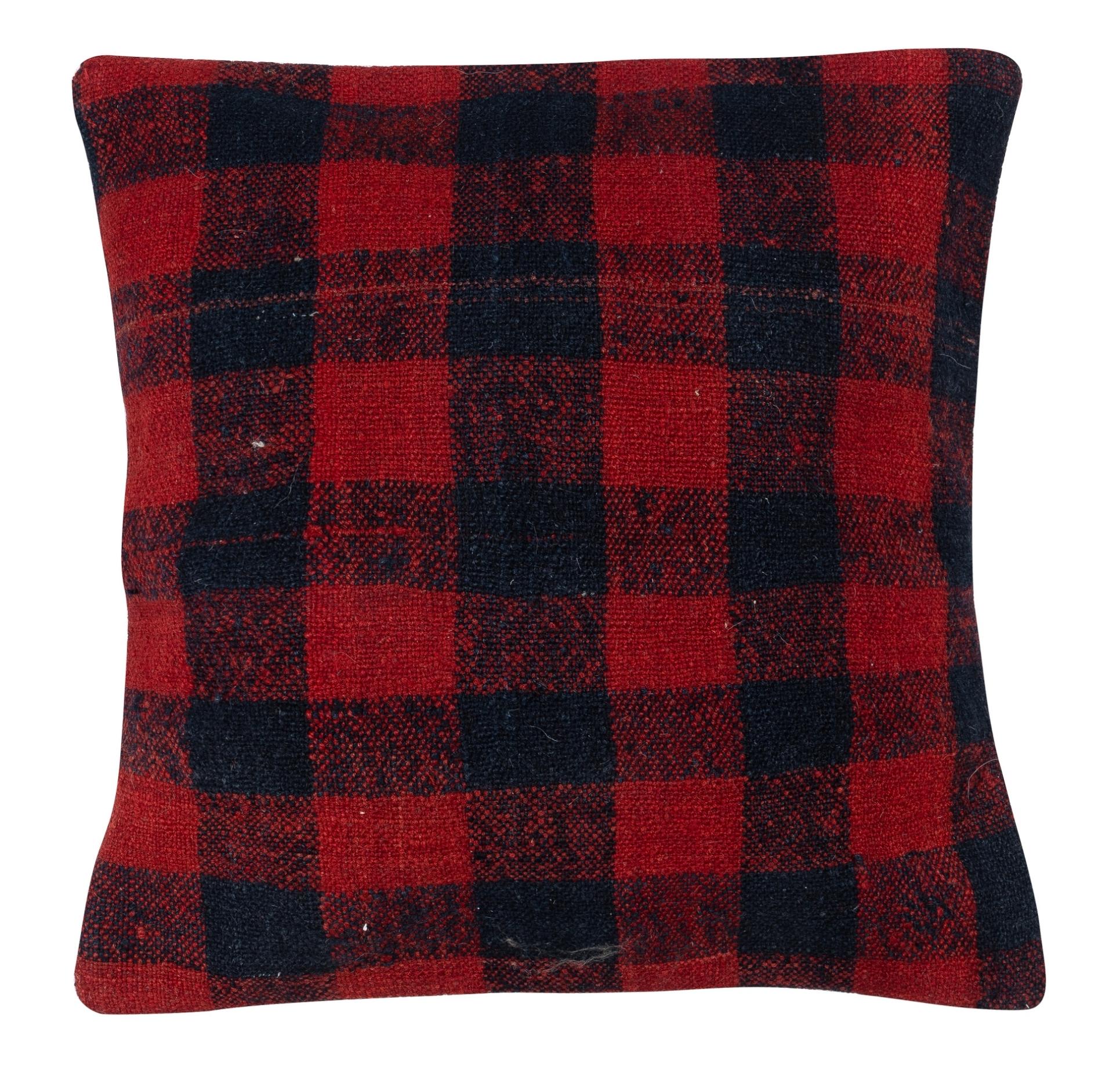 Apportez de l'histoire et de la chaleur dans votre maison avec ce set de housses de coussin en laine turque vintage fait à la main. Cette paire de housses de coussin est soigneusement fabriquée à partir d'authentiques kilims turcs noués à la main.