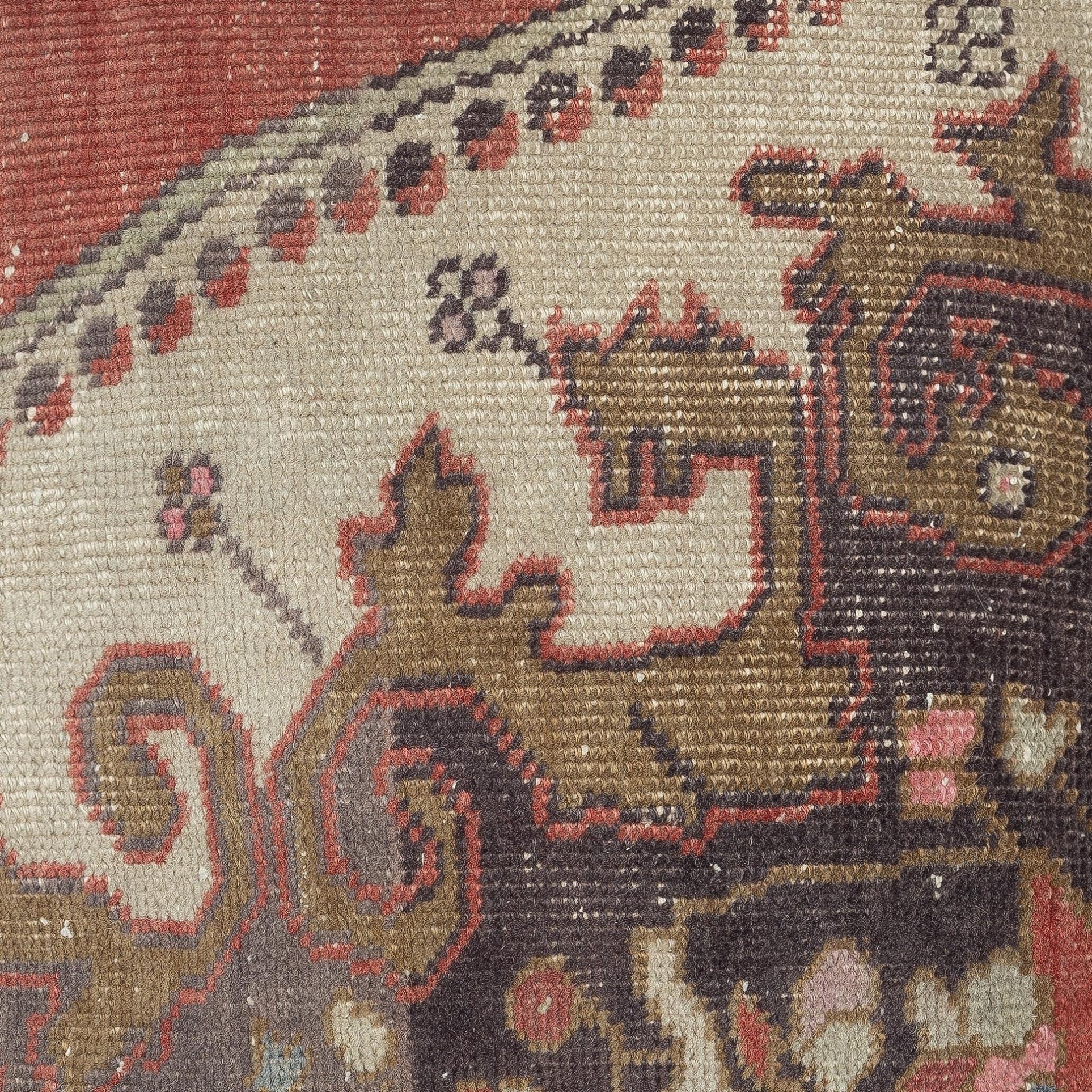 Aggiungi un tocco di storia e calore al tuo spazio con questo copricuscino vintage in lana turca fatto a mano. Realizzati con autentici tappeti turchi annodati a mano, ogni pezzo è unico nel suo genere e presenta motivi intricati e colori ricchi che