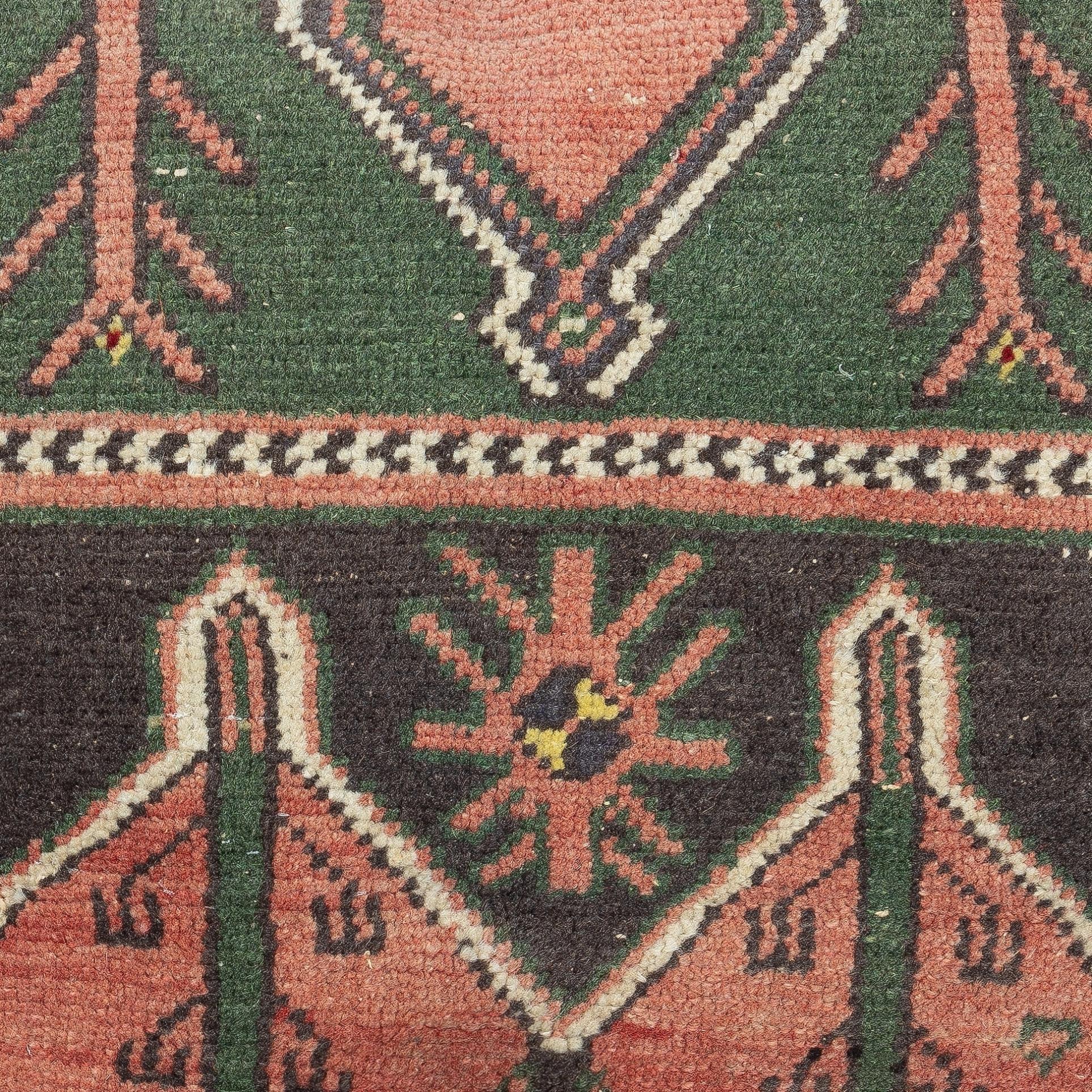 Aggiungi un tocco di storia e calore al tuo spazio con questo copricuscino vintage in lana turca fatto a mano. Realizzati con autentici tappeti turchi annodati a mano, ogni pezzo è unico nel suo genere e presenta motivi intricati e colori ricchi che