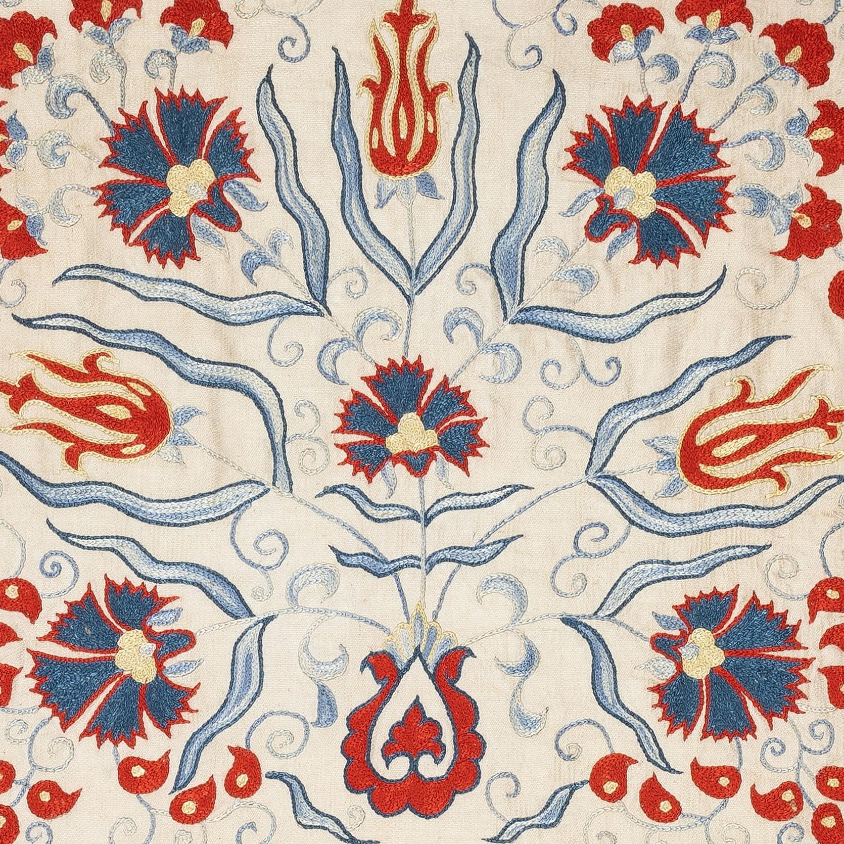 Neuer handbestickter Kissenbezug aus 100% Seide - Authentische usbekische Textilkunst

Verschönern Sie Ihr Zuhause mit diesem exquisiten, handbestickten Suzani-Kissenbezug, der von erfahrenen Kunsthandwerkern in Usbekistan aus 100 % reiner Seide