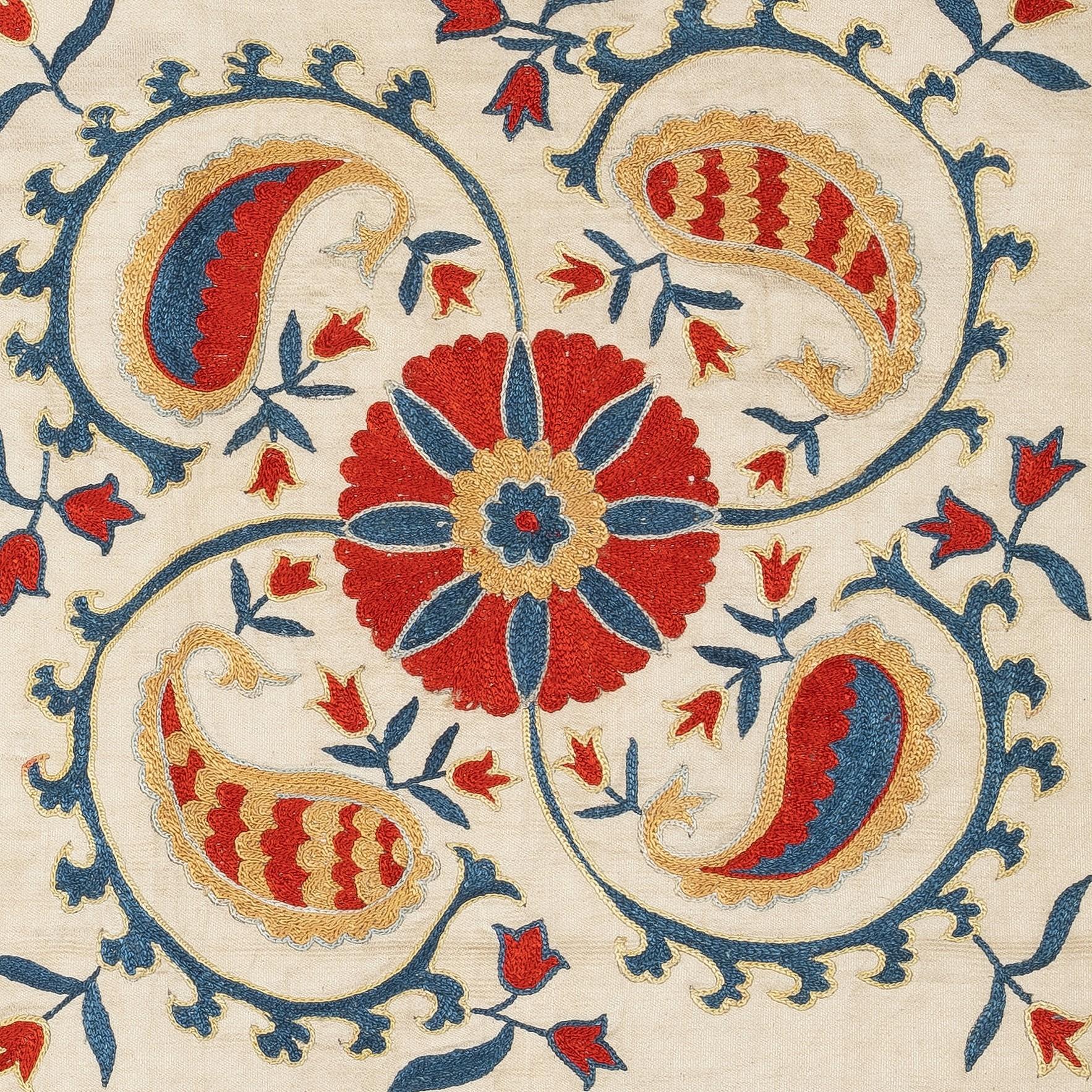 Nueva funda de cojín bordada a mano en seda 100% - Auténtico arte textil uzbeko

Eleva la decoración de tu hogar con esta exquisita funda de cojín Suzani bordada a mano, elaborada con seda pura 100% por hábiles artesanos de Uzbekistán. Esta funda de