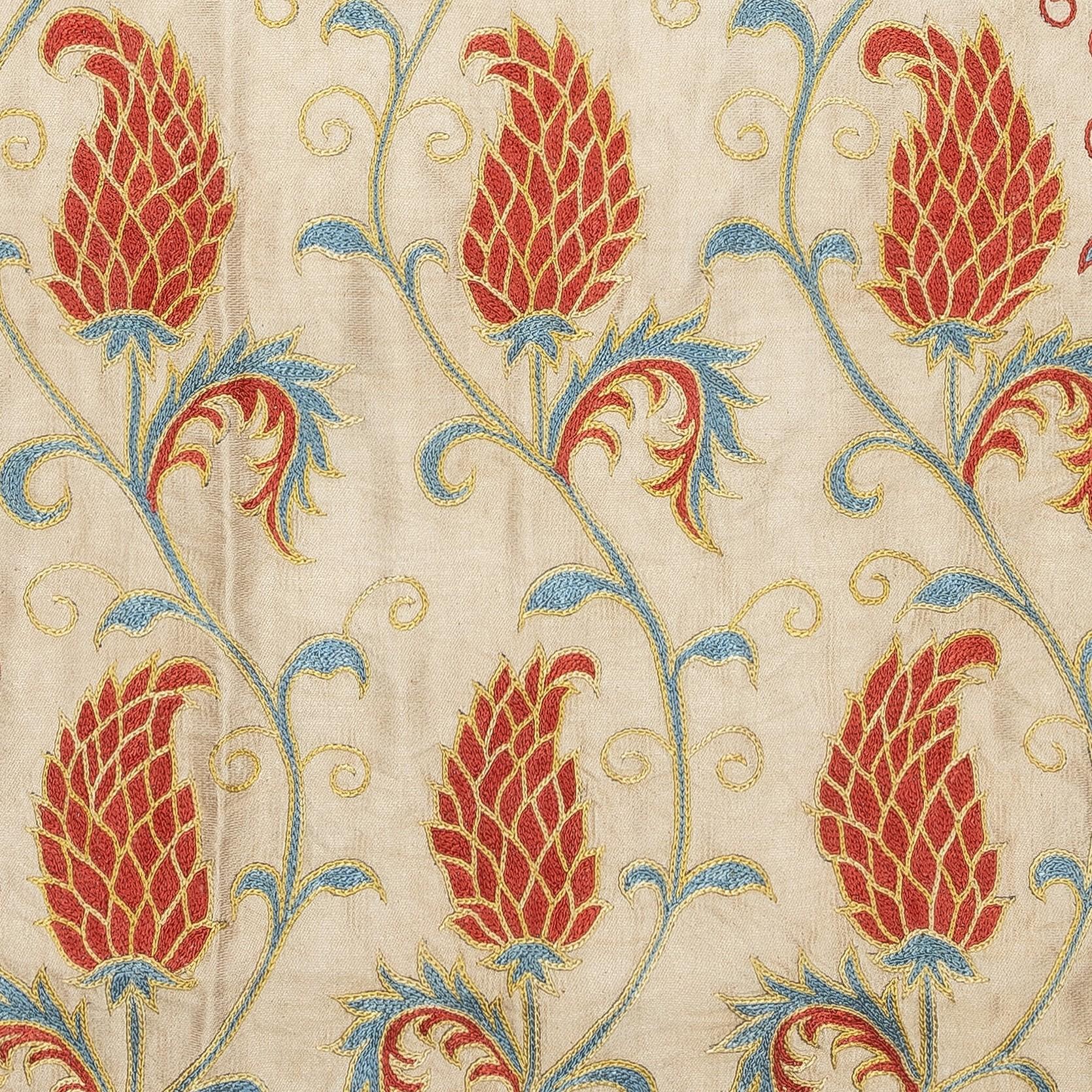 Nuovo copricuscino ricamato a mano in 100% seta - autentica arte tessile uzbeka

Eleva l'arredamento della tua casa con questo raffinato copricuscino Suzani ricamato a mano, realizzato al 100% in pura seta da abili artigiani dell'Uzbekistan.