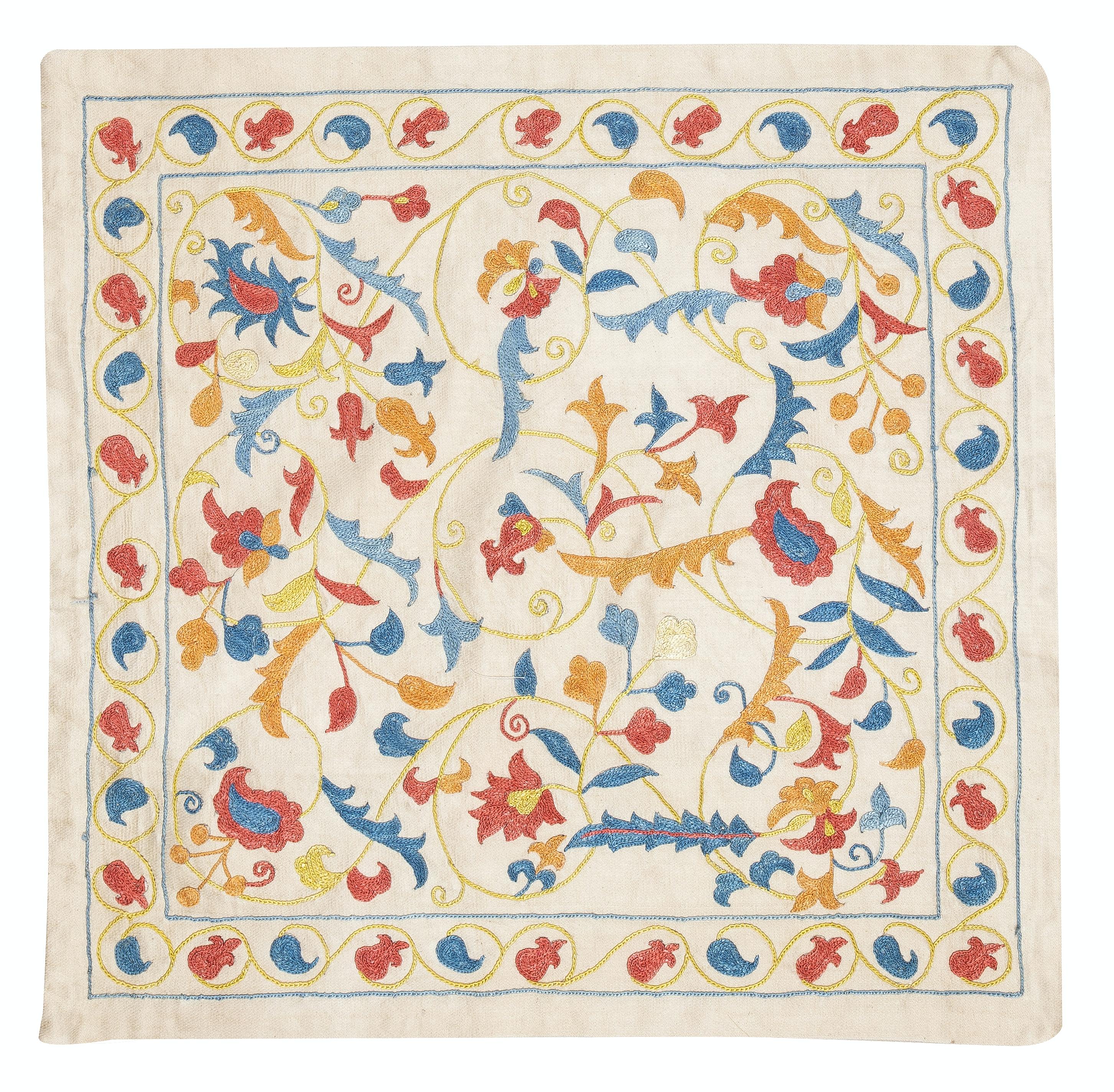 Nouvelle housse de coussin 100% soie brodée à la main - Art textile ouzbek authentique

Rehaussez votre décoration intérieure avec cette exquise housse de coussin Suzani brodée à la main, fabriquée à partir de 100 % de soie pure par des artisans