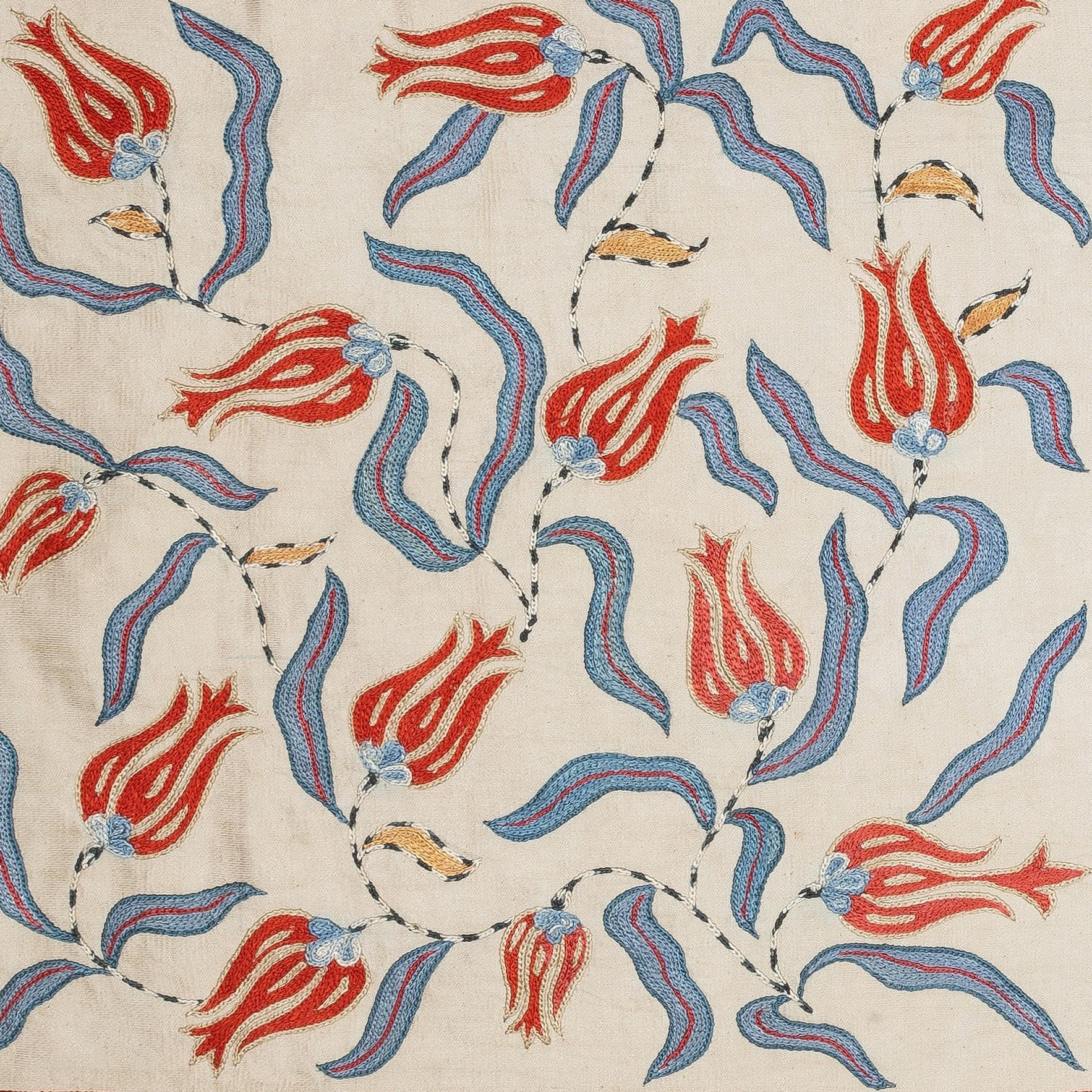 Nouvelle housse de coussin 100% soie brodée à la main - Art textile ouzbek authentique

Rehaussez votre décoration intérieure avec cette exquise housse de coussin Suzani brodée à la main, fabriquée à partir de 100 % de soie pure par des artisans